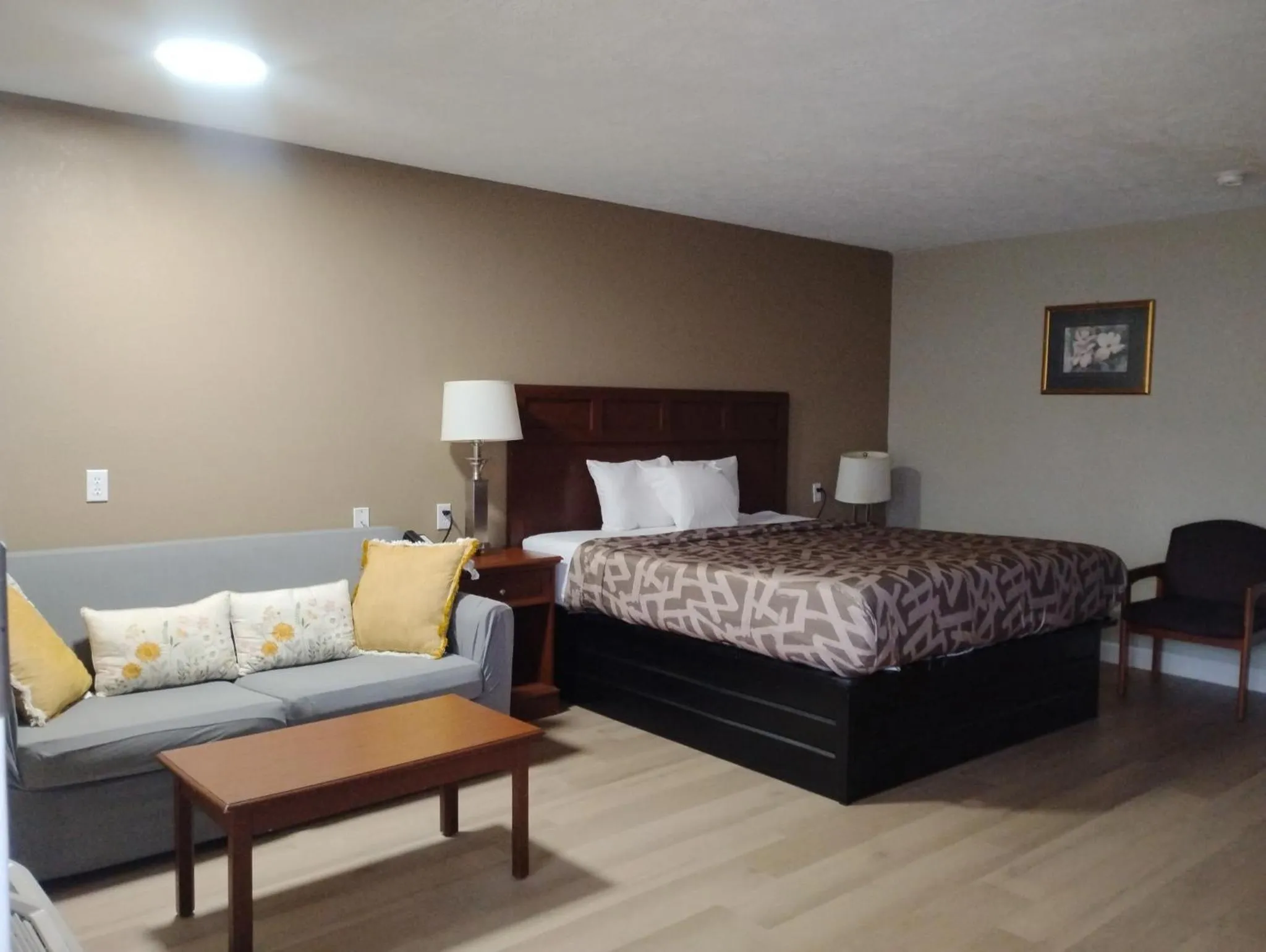 Bedroom, Bed in Americana Inn - Henderson