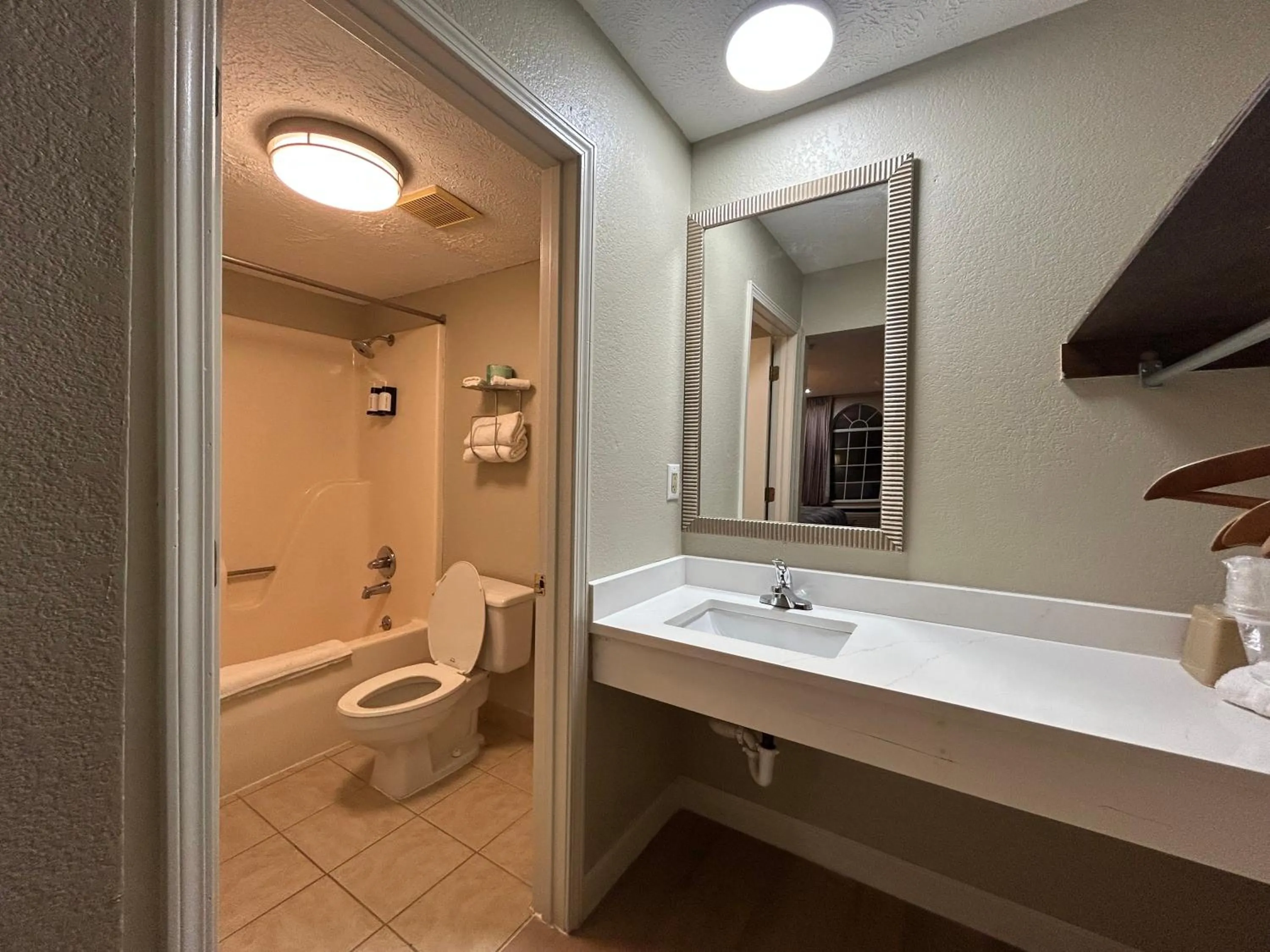 Shower in Americana Inn - Henderson