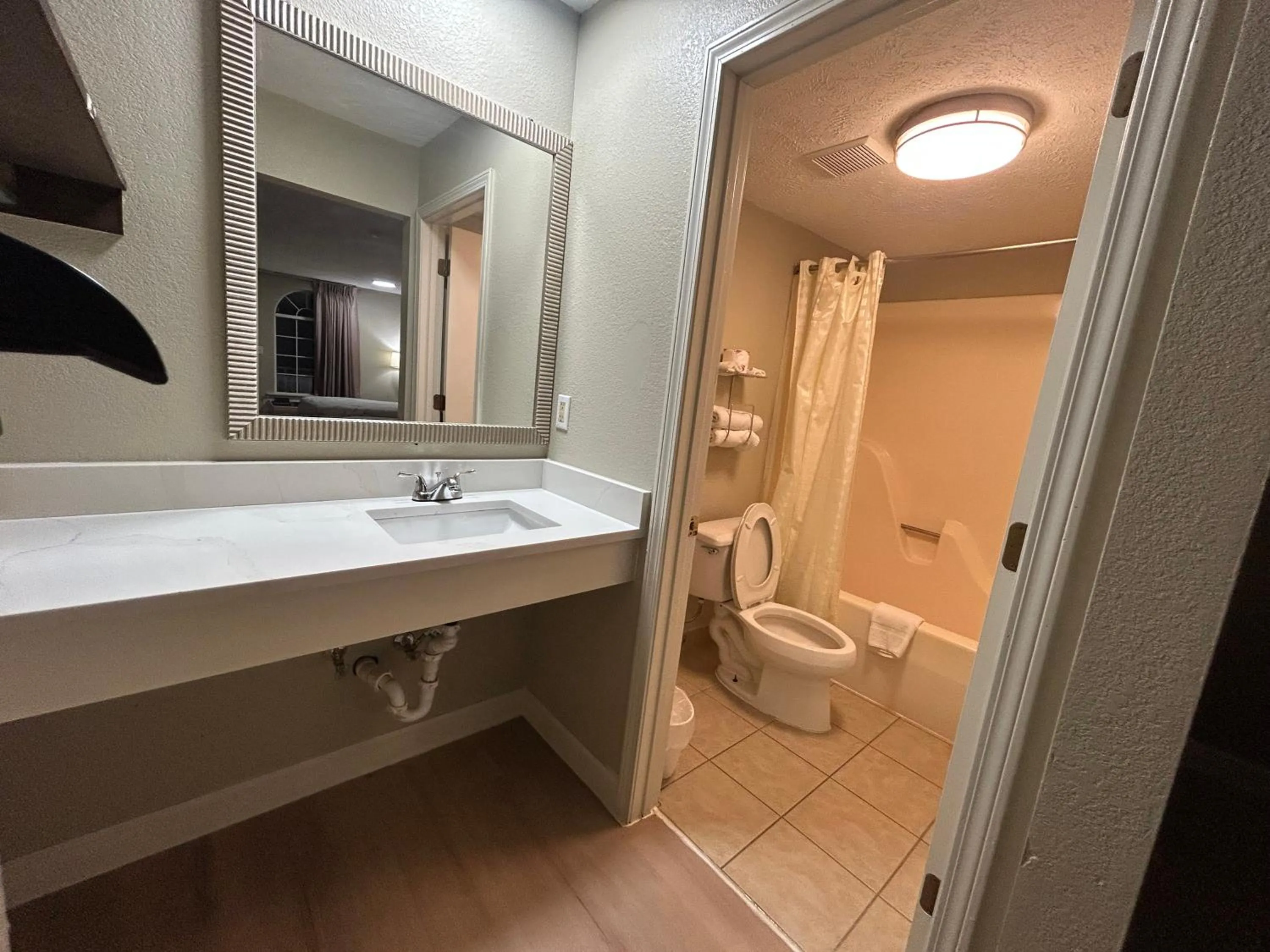 Shower in Americana Inn - Henderson