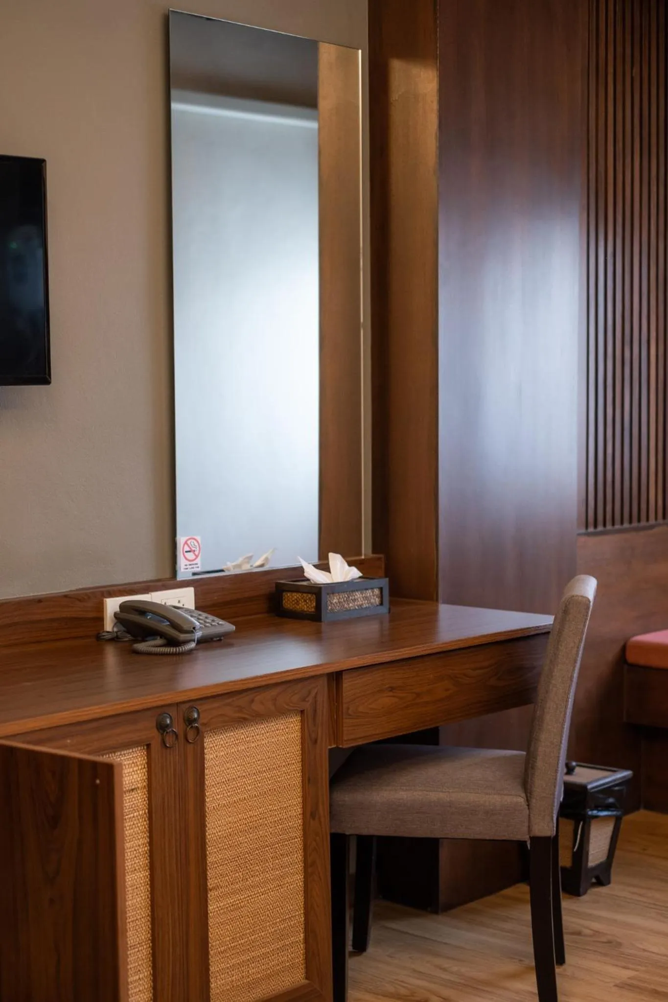 TV and multimedia in Lima Lanna Hotel