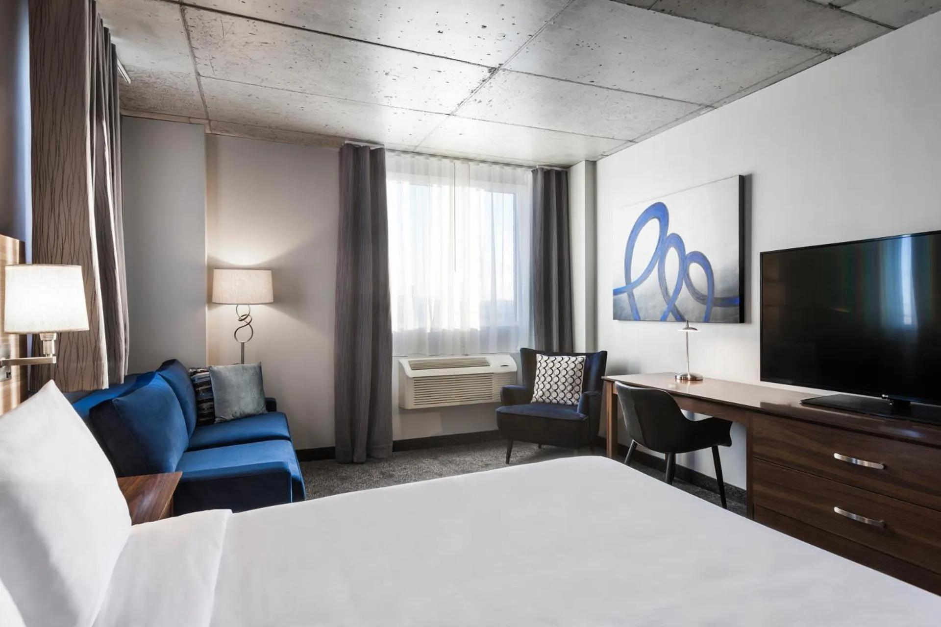 Photo of the whole room, Bed in Imperia Hôtel et Suites Boucherville