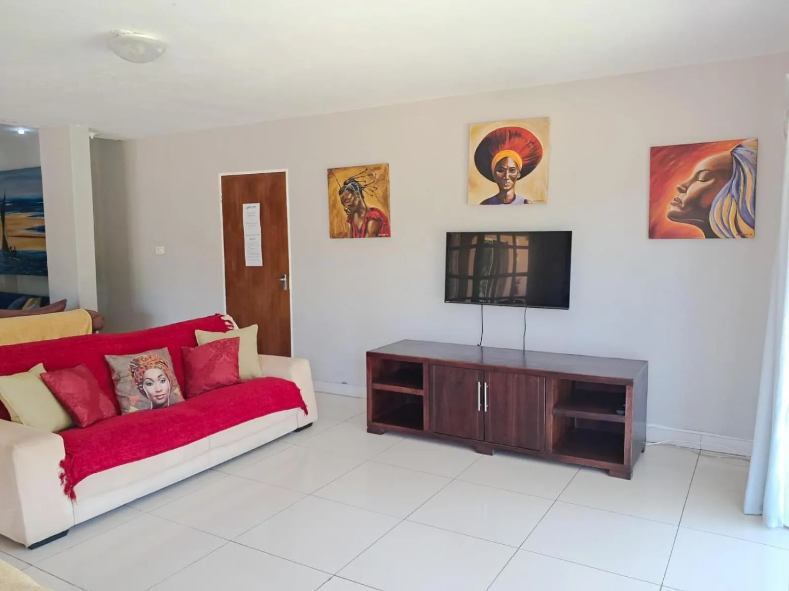 Communal lounge/ TV room in SeaXplore Lodge & Dive Center