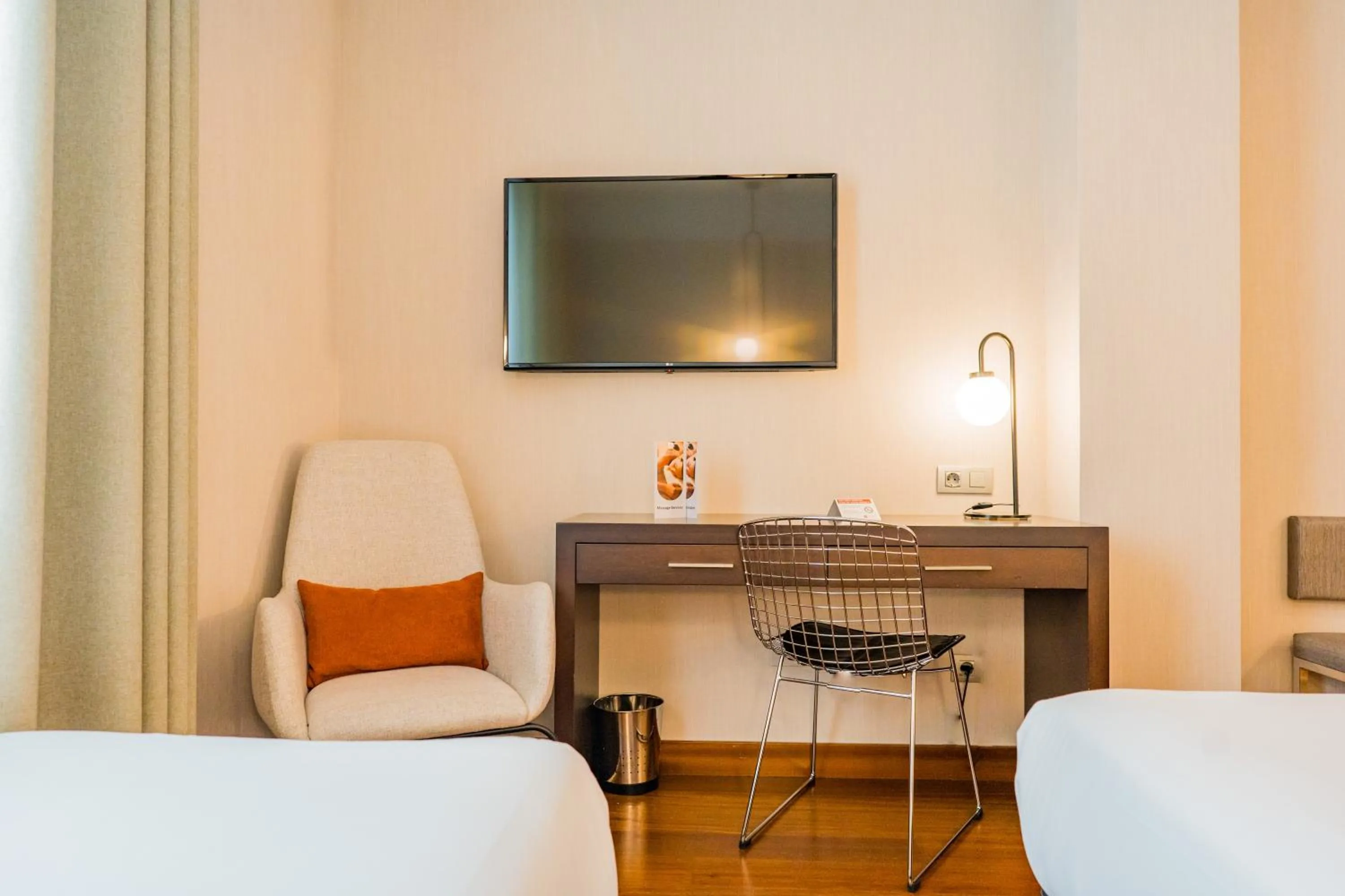 hair dresser, Bed in Hotel Compostela