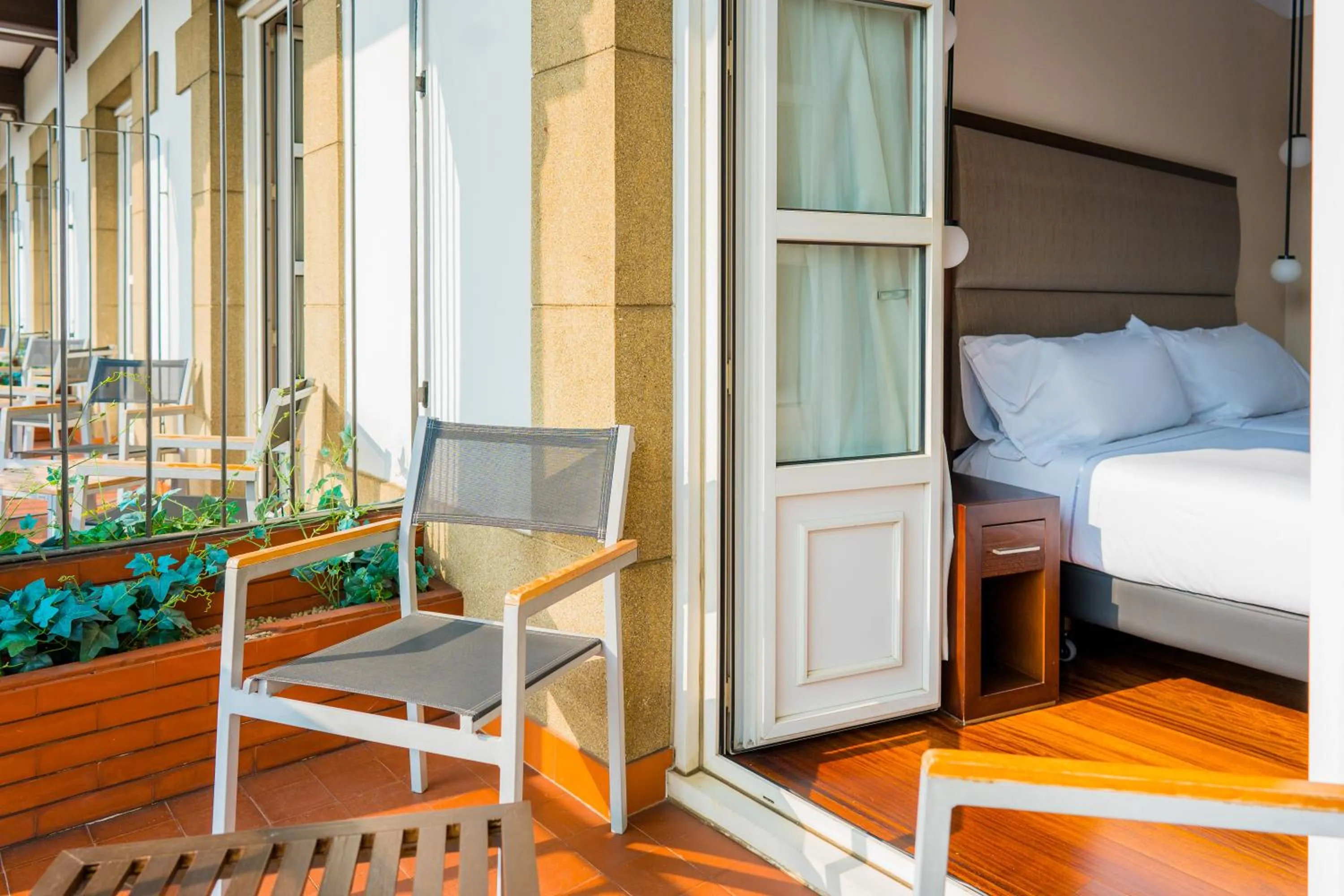 Balcony/Terrace, Bed in Hotel Compostela