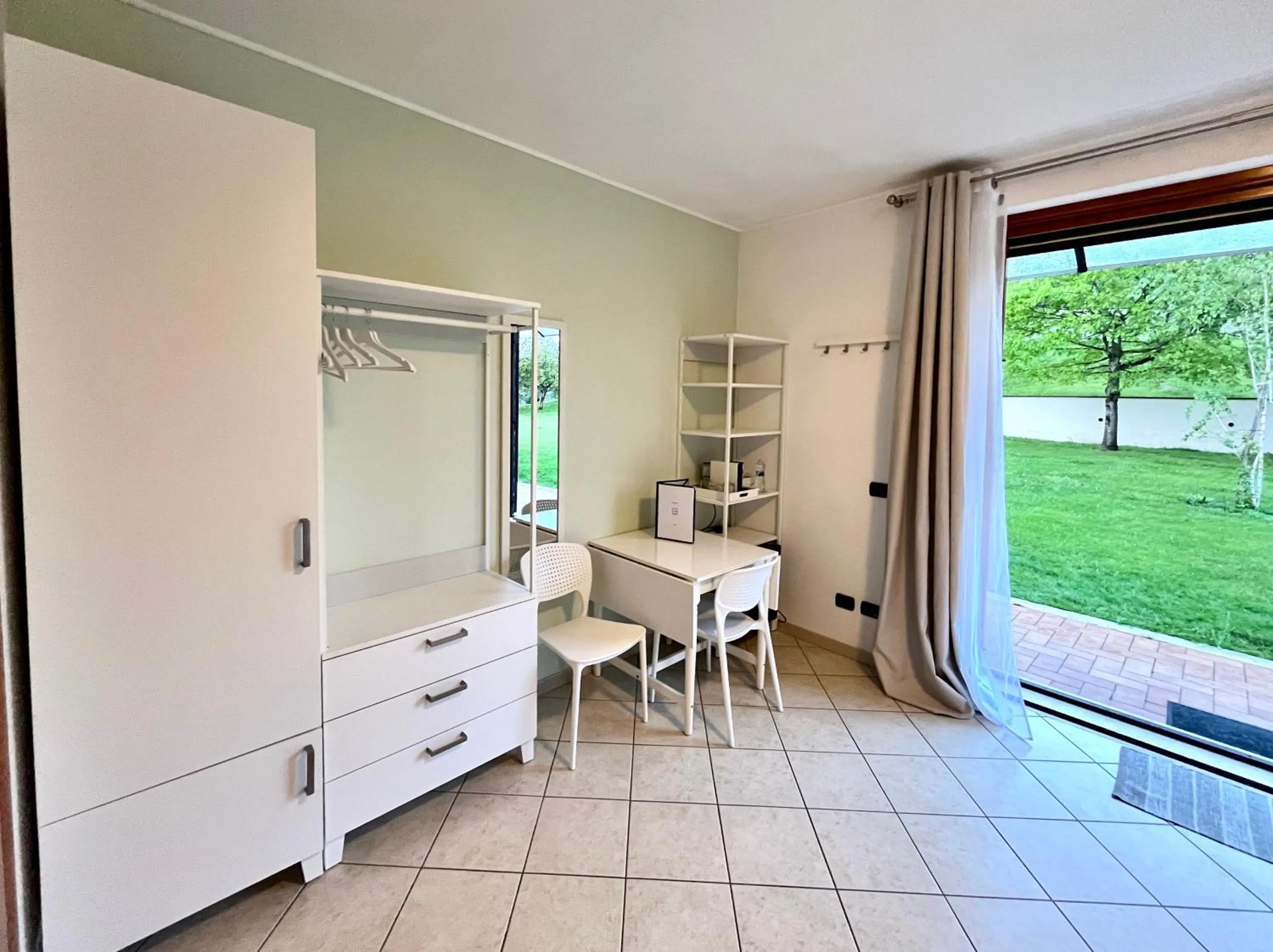 Photo of the whole room in Cape House