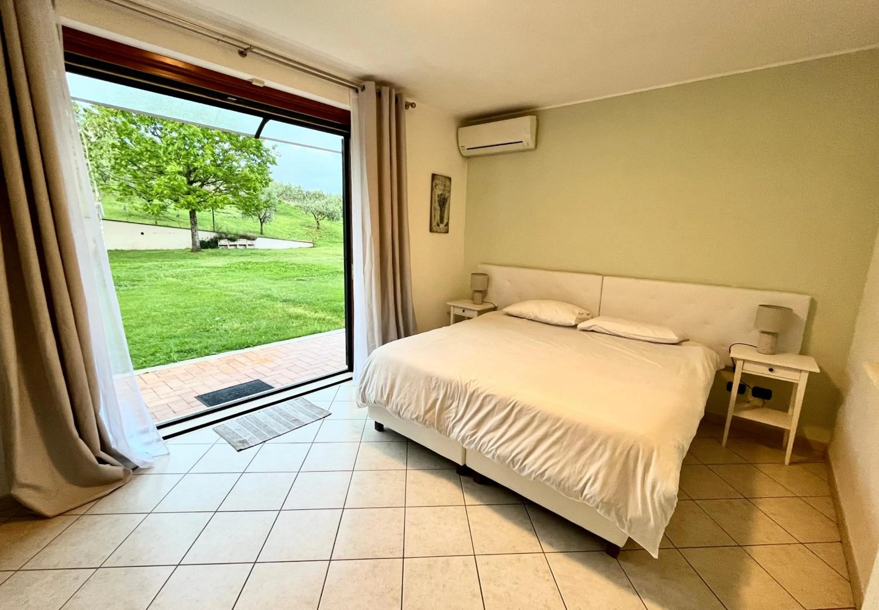 Photo of the whole room, Bed in Cape House