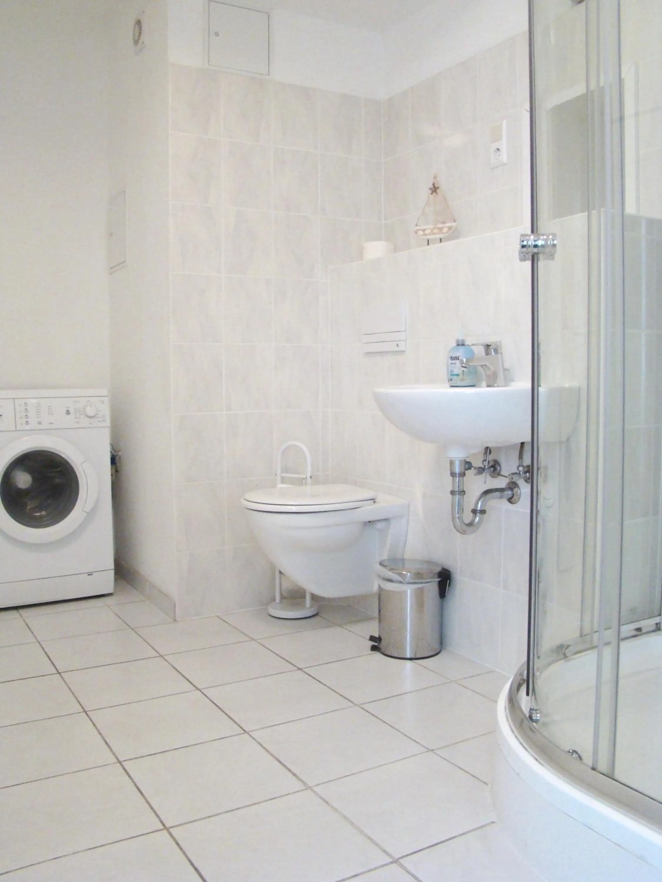 Shower in BNB Potsdamer Platz - Rooms & Apartments