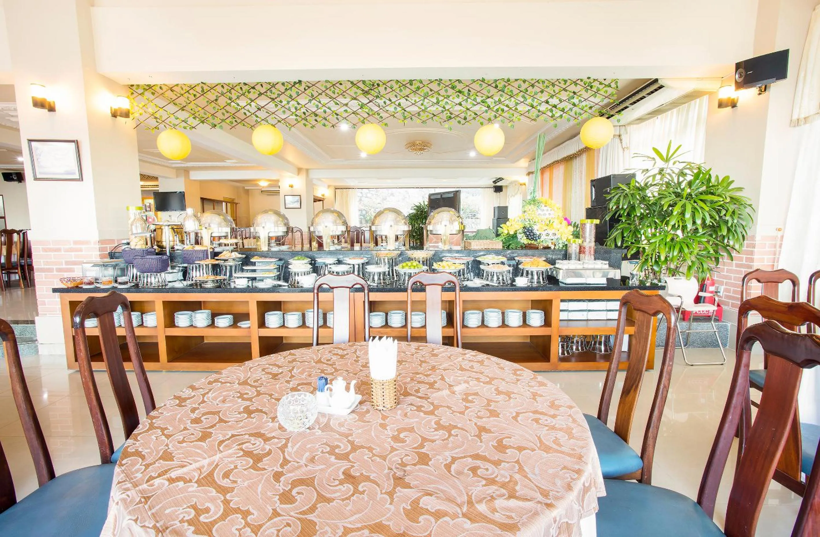 Restaurant/places to eat in Beachfront Hotel