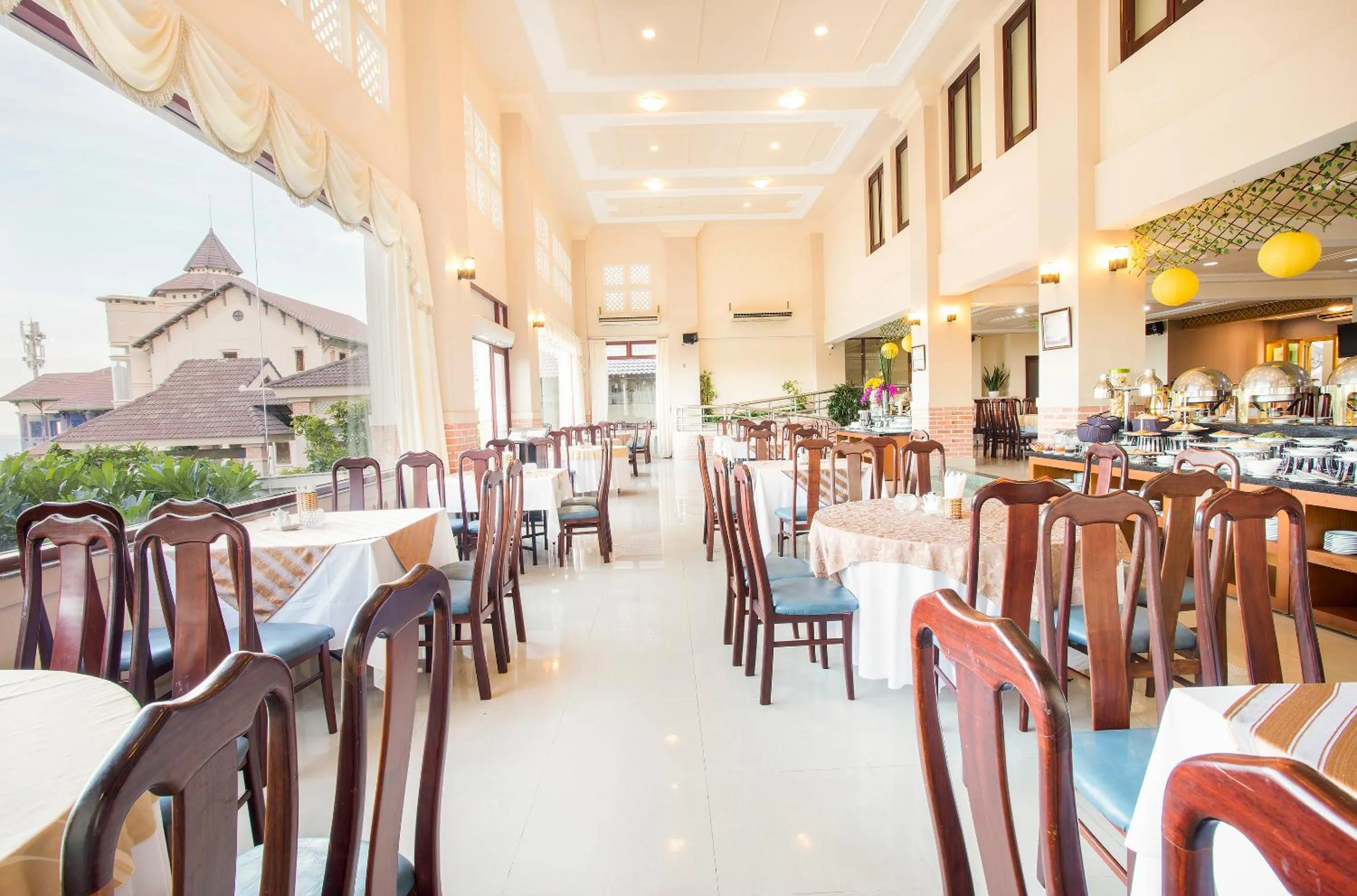 Restaurant/places to eat in Beachfront Hotel