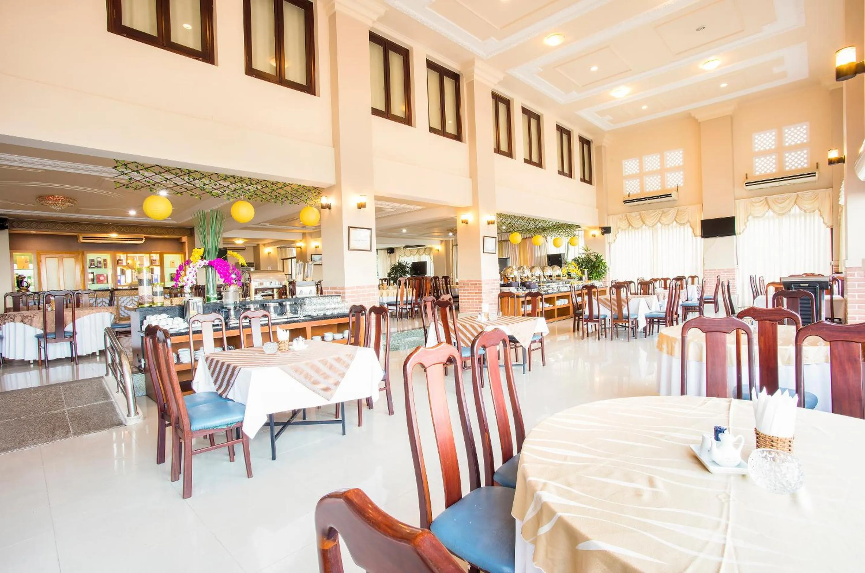Restaurant/places to eat in Beachfront Hotel