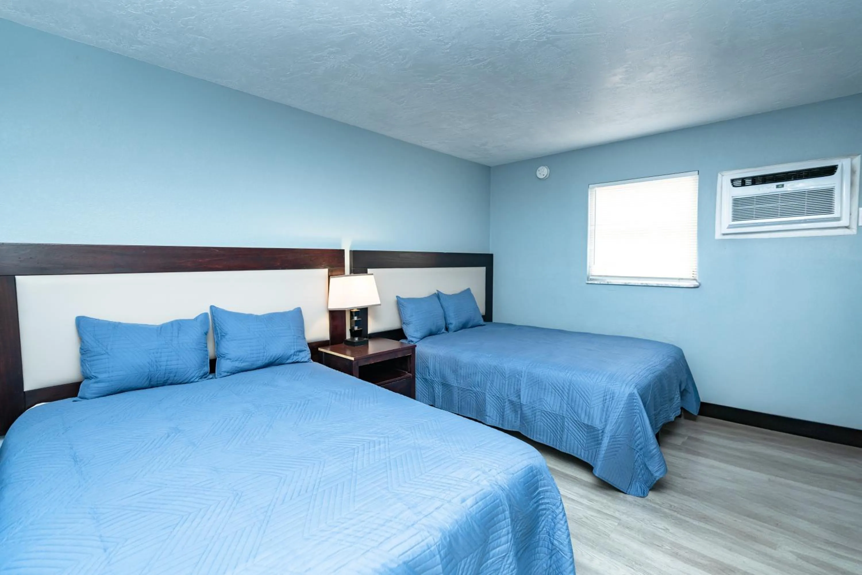 Bed in Sunrise Resort Motel South