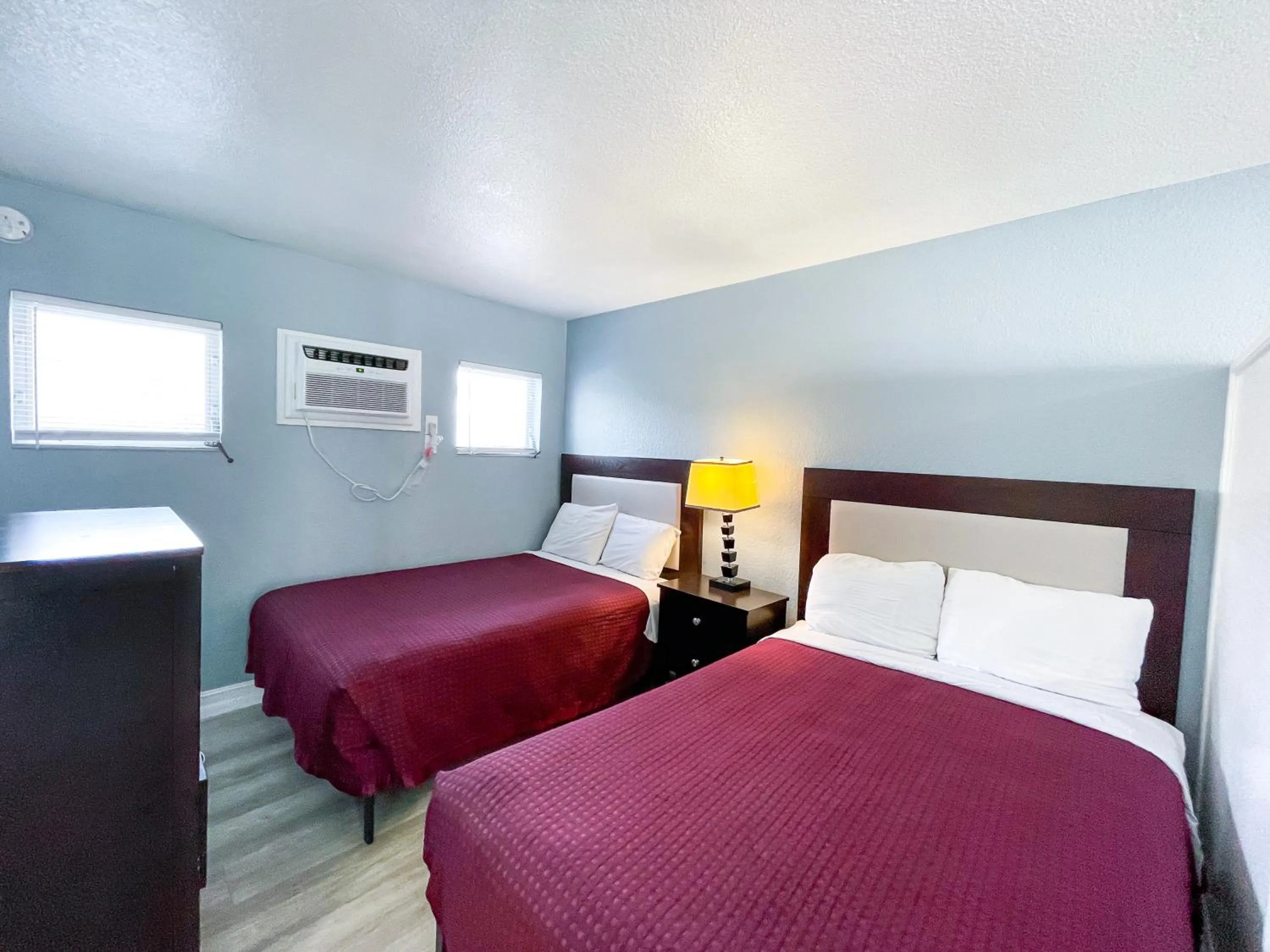 Bed in Sunrise Resort Motel South