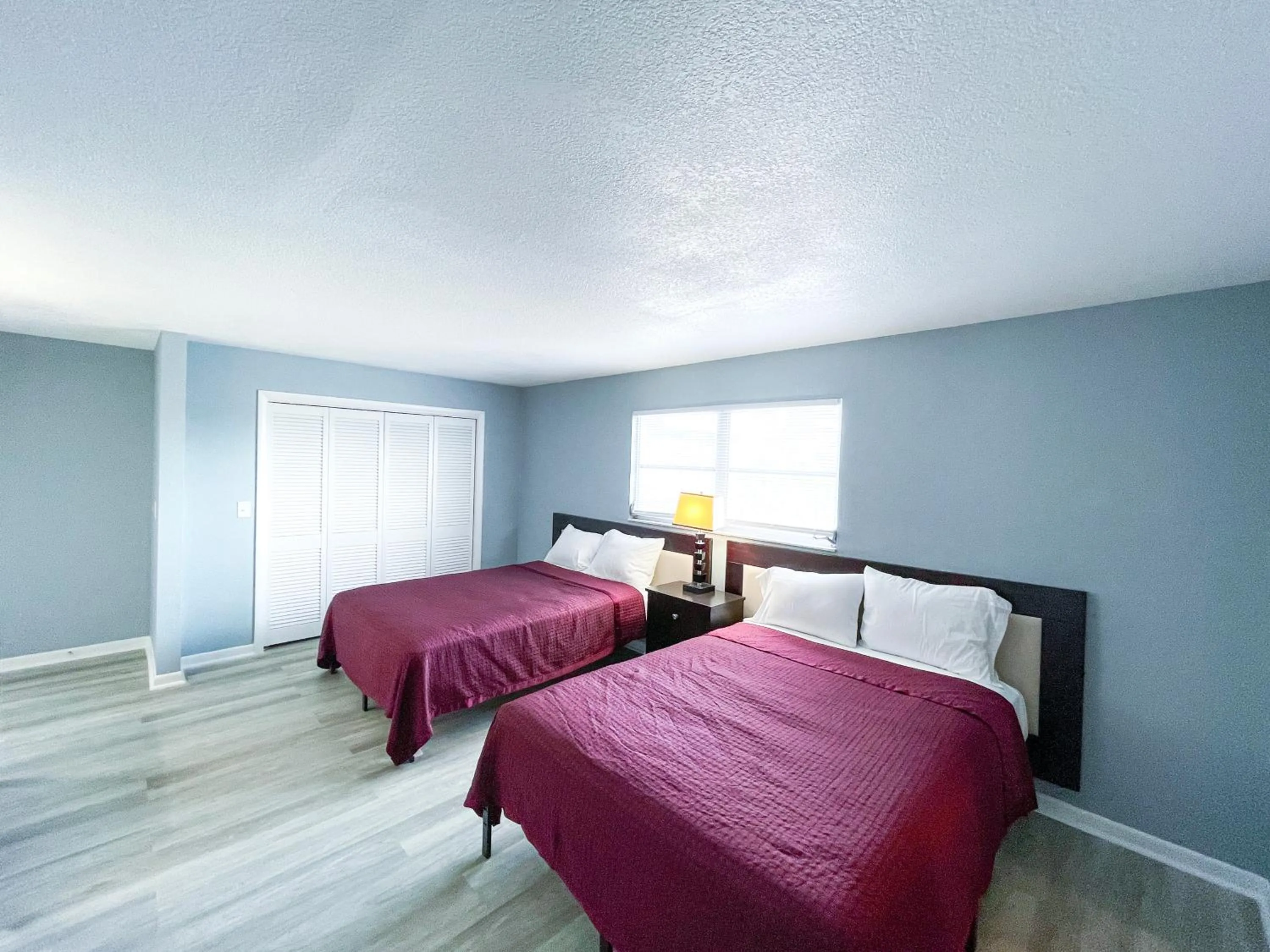 Bed in Sunrise Resort Motel South