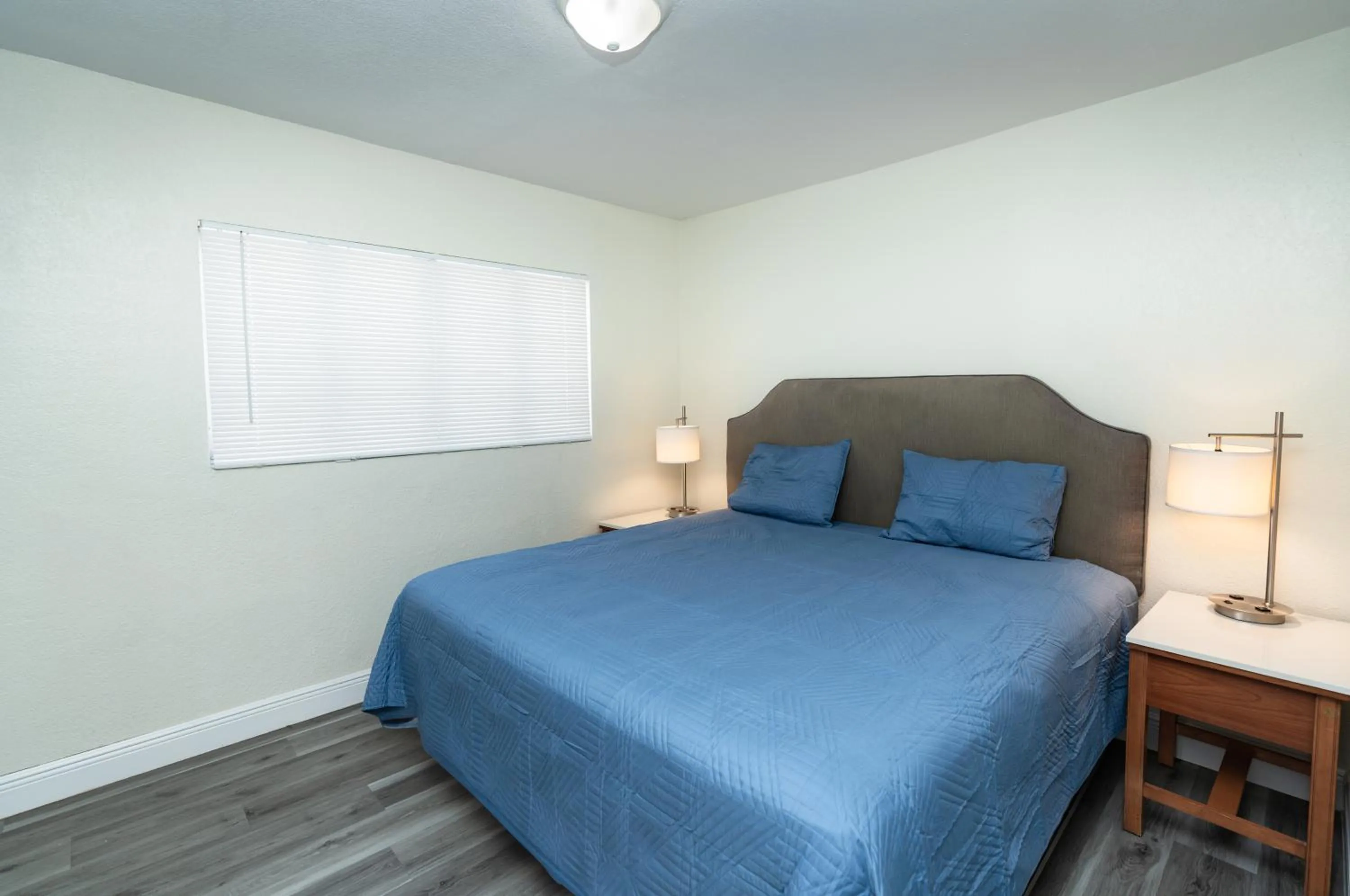 Bed in Sunrise Resort Motel South