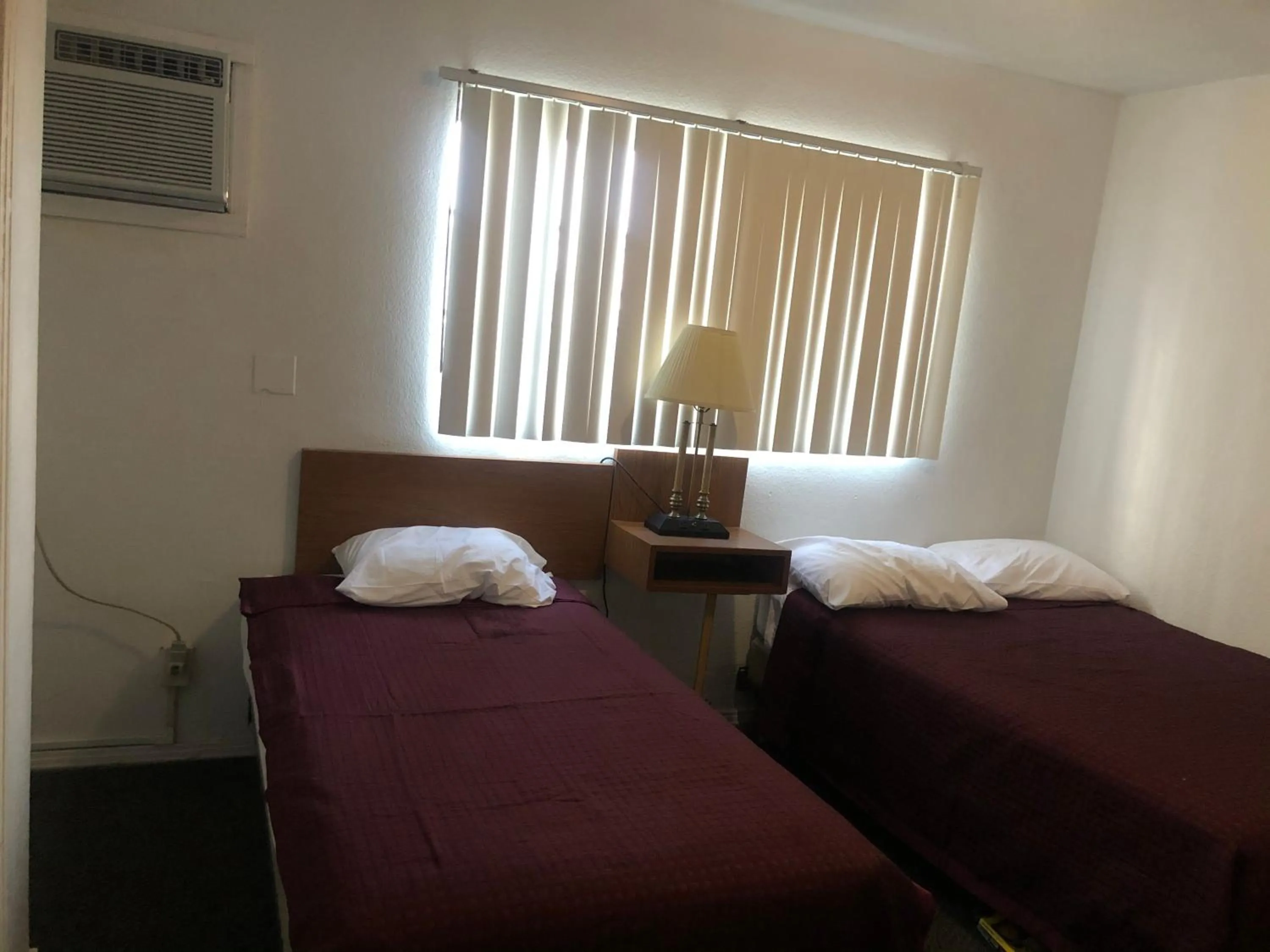 Bed in Sunrise Resort Motel South