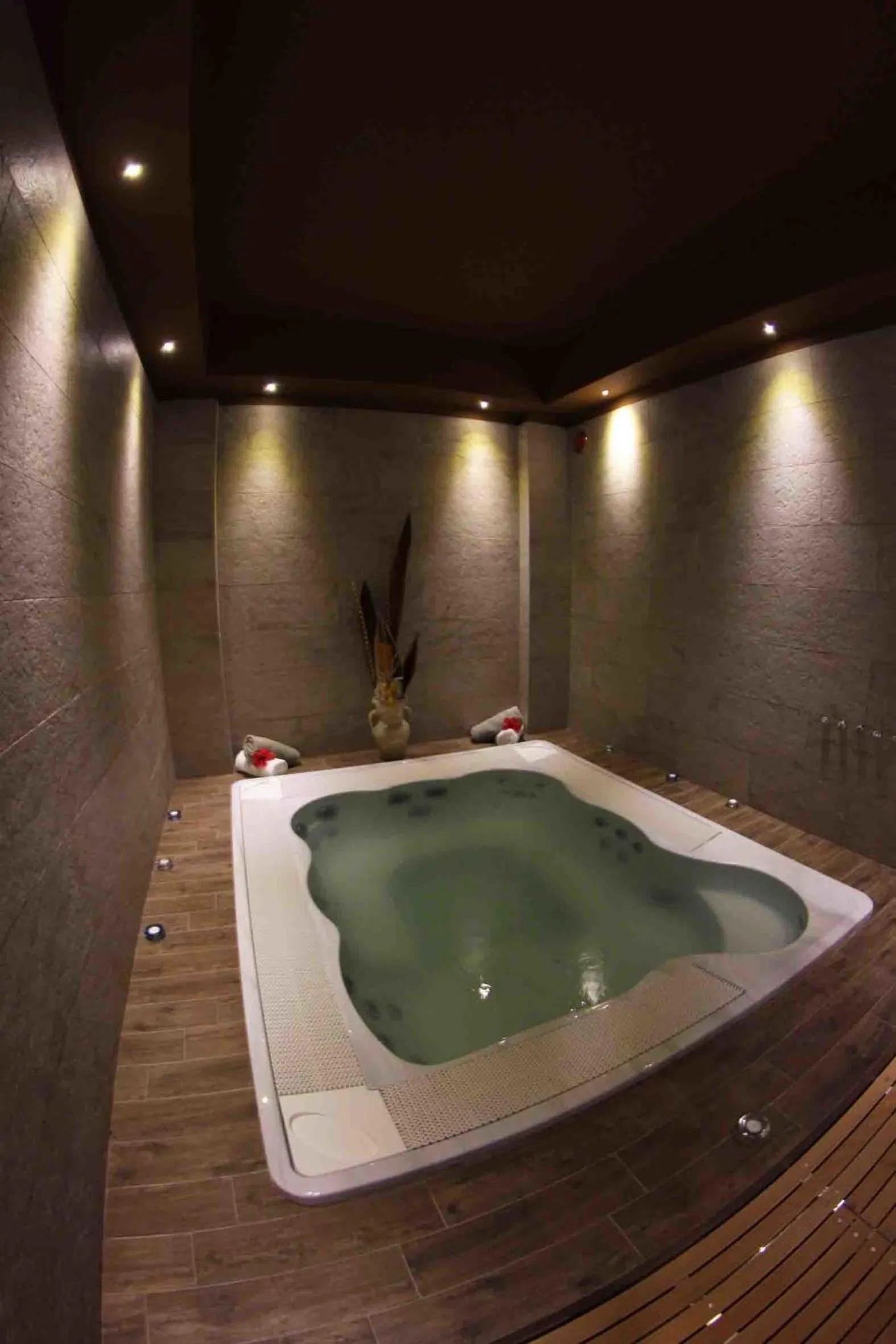 Hot Tub in Baia del Godano Resort & Spa