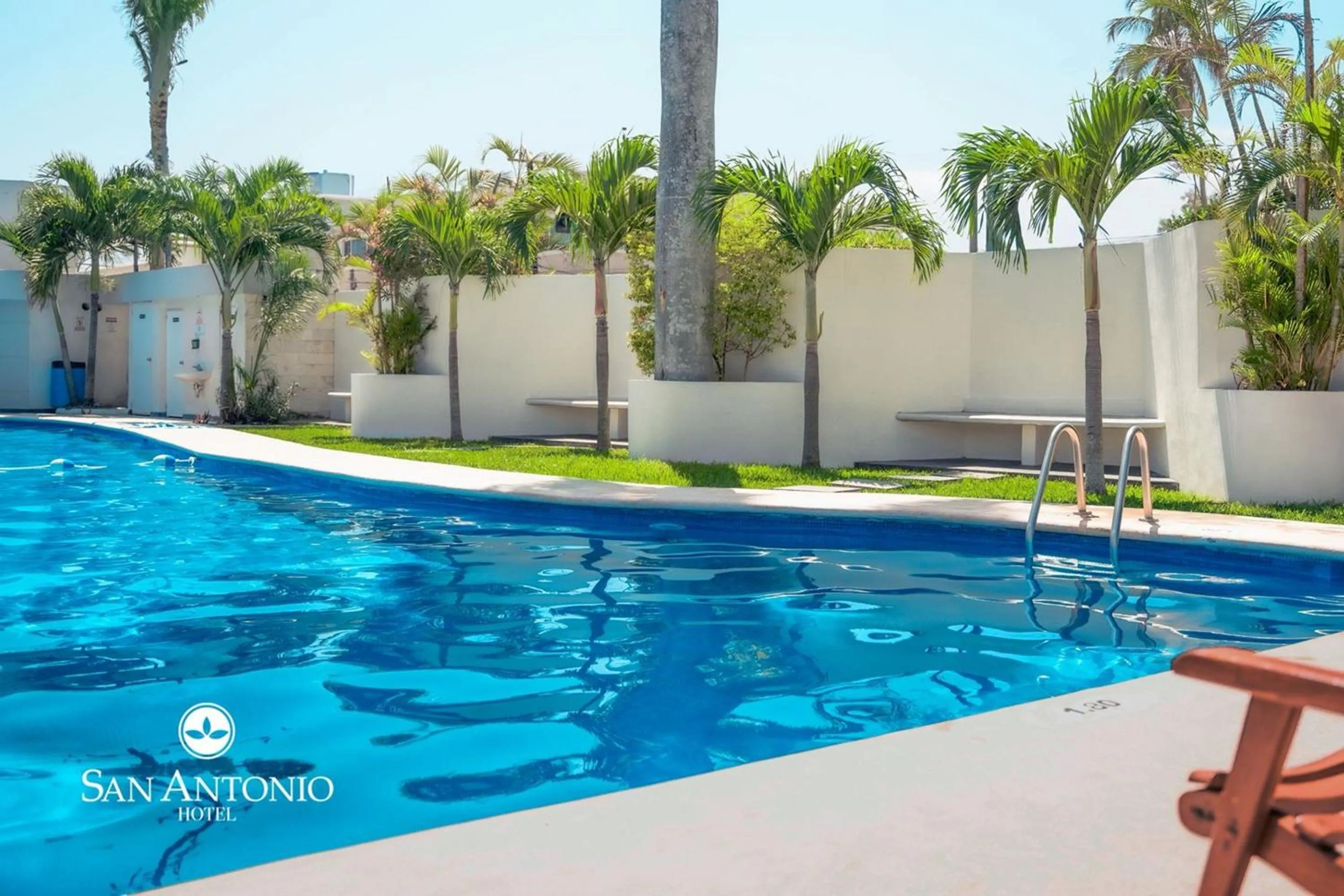 Swimming pool in Hotel San Antonio