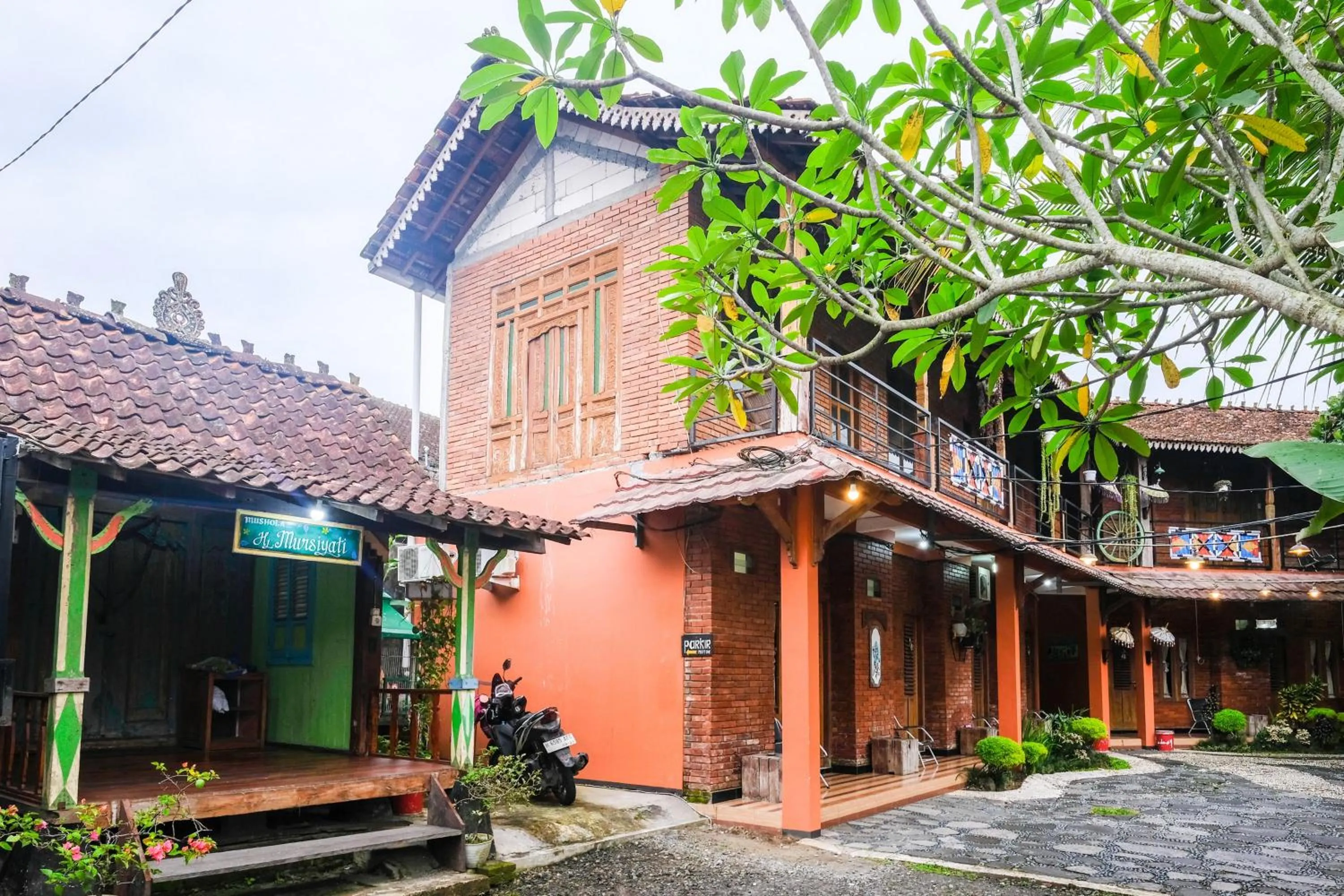 Facade/entrance in RedDoorz Syariah near Akmil Magelang