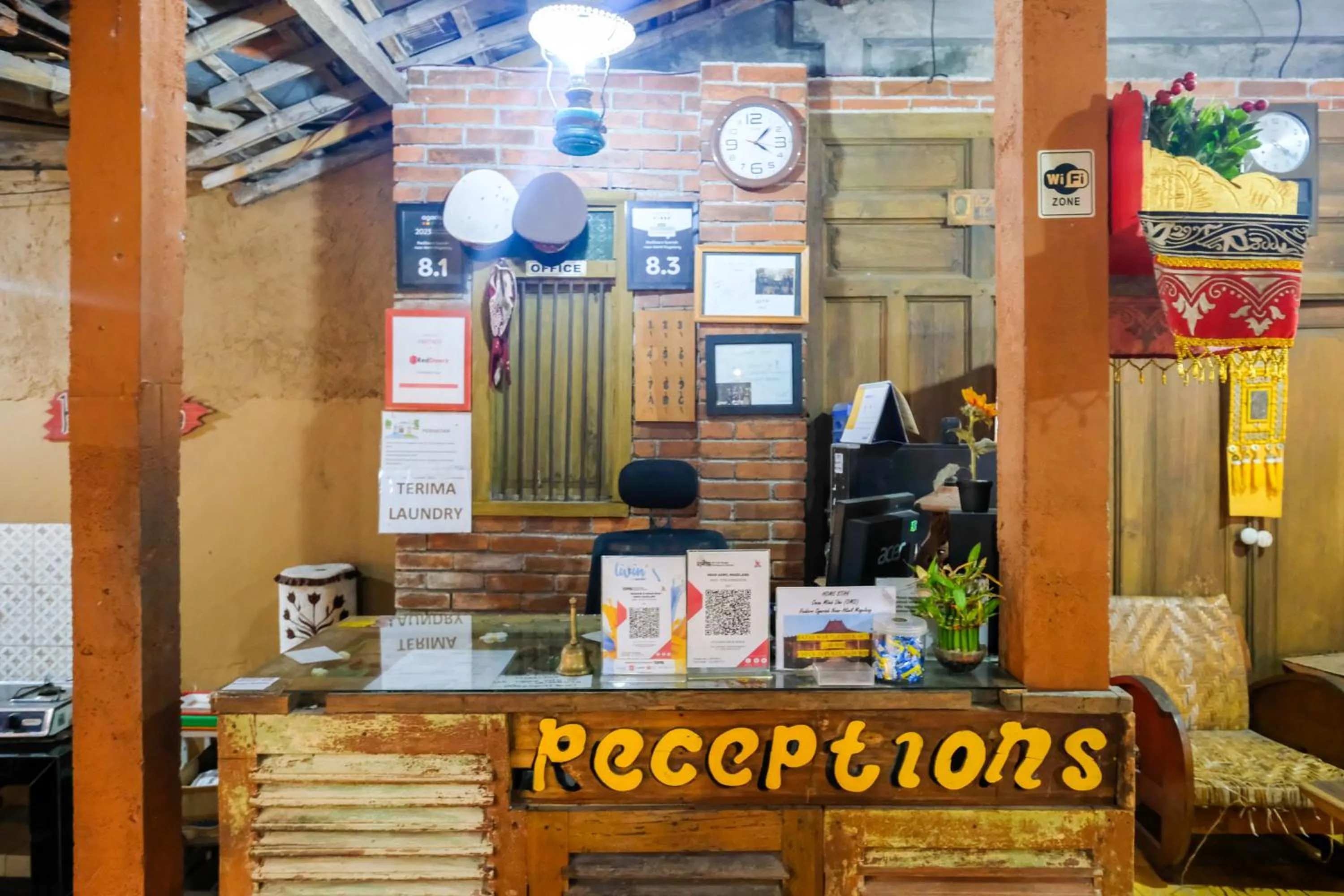 Lobby or reception in RedDoorz Syariah near Akmil Magelang