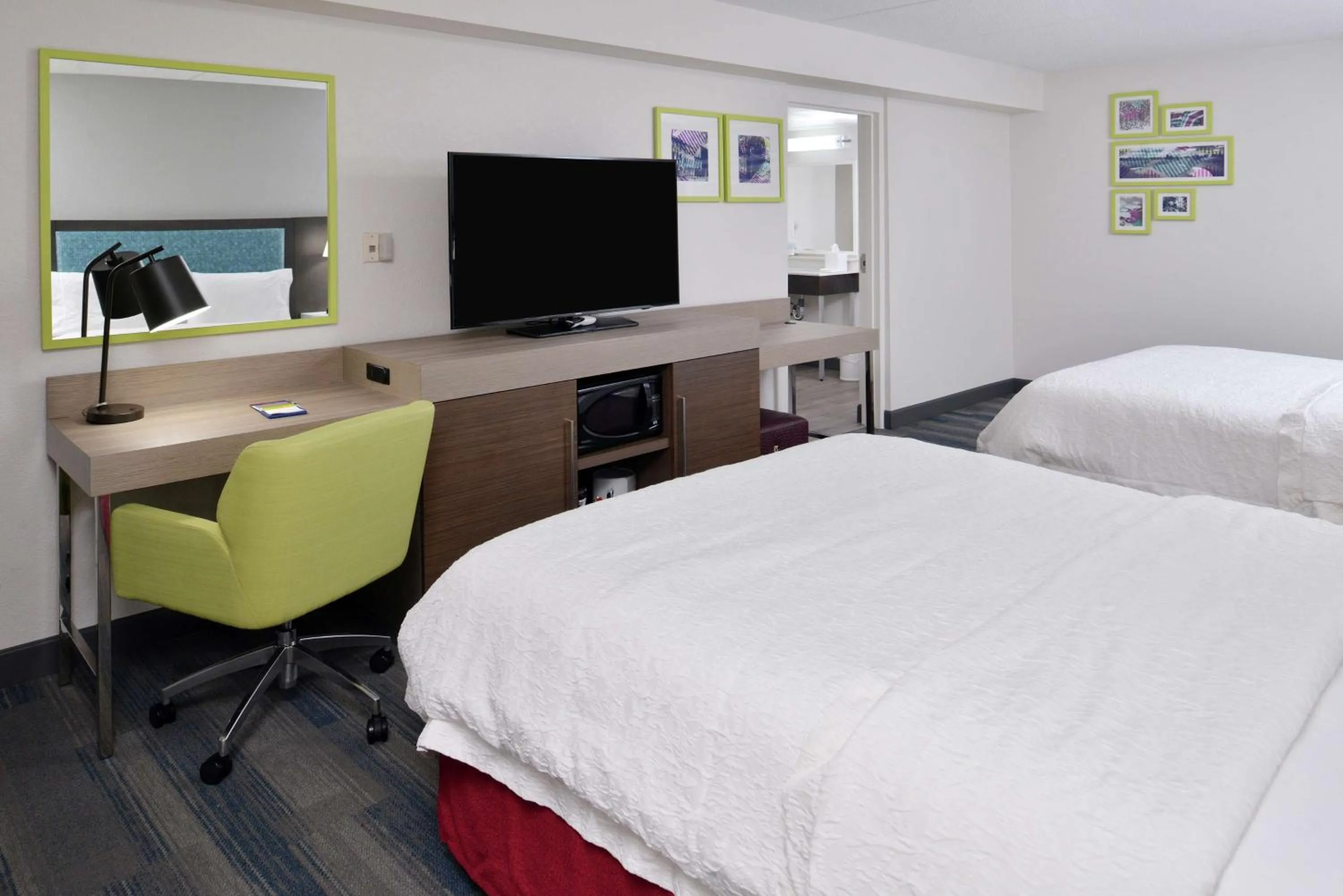 Bedroom, Bed in Hampton Inn - Greenville