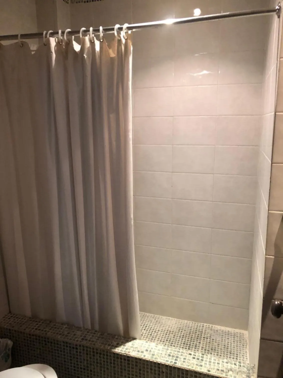 Shower in Hotel Discovery