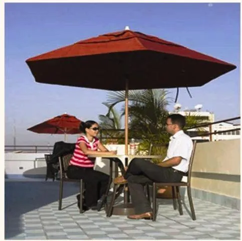 People in Hotel Discovery