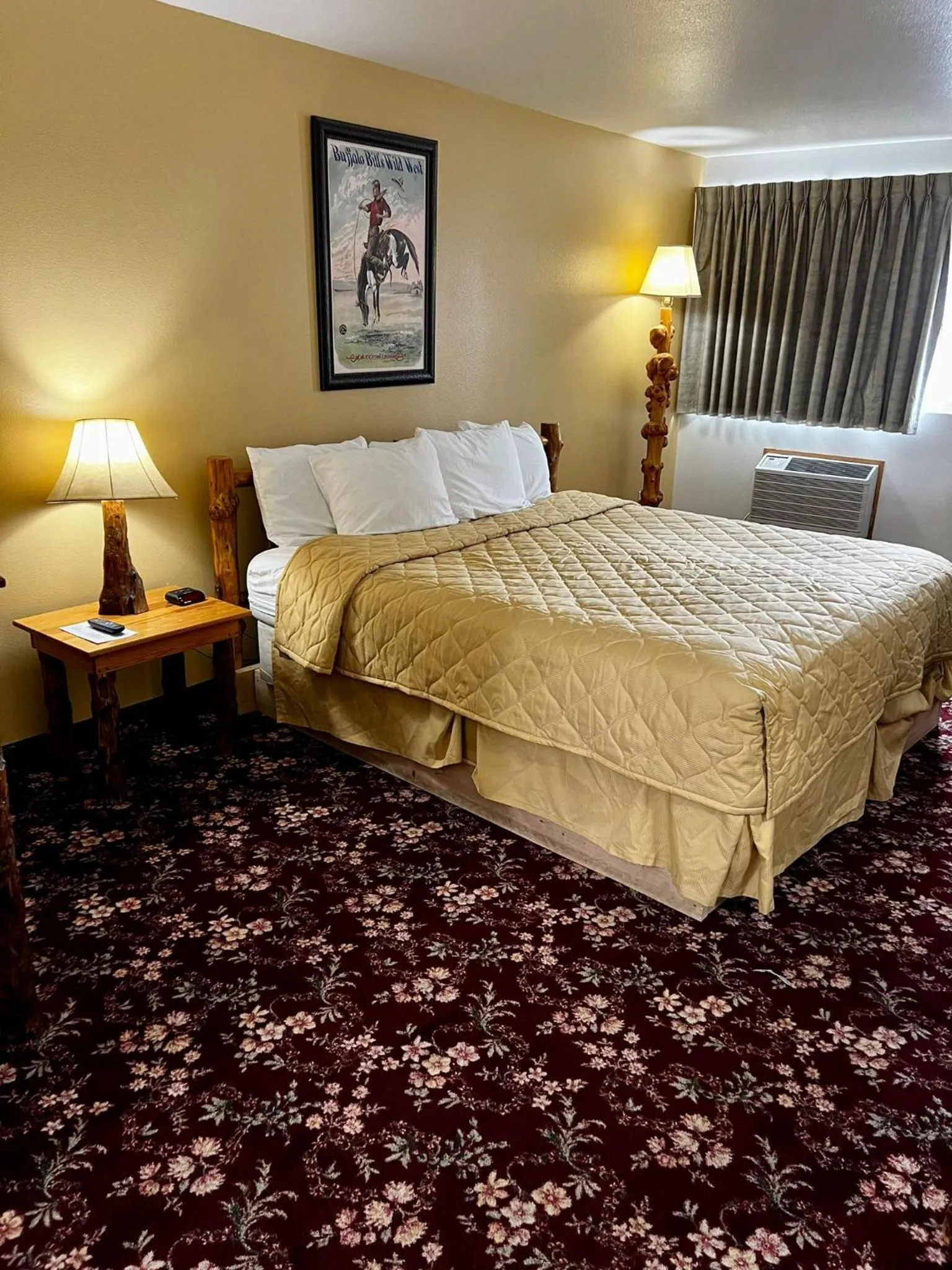 Bed in Buffalo Bill's Antlers Inn