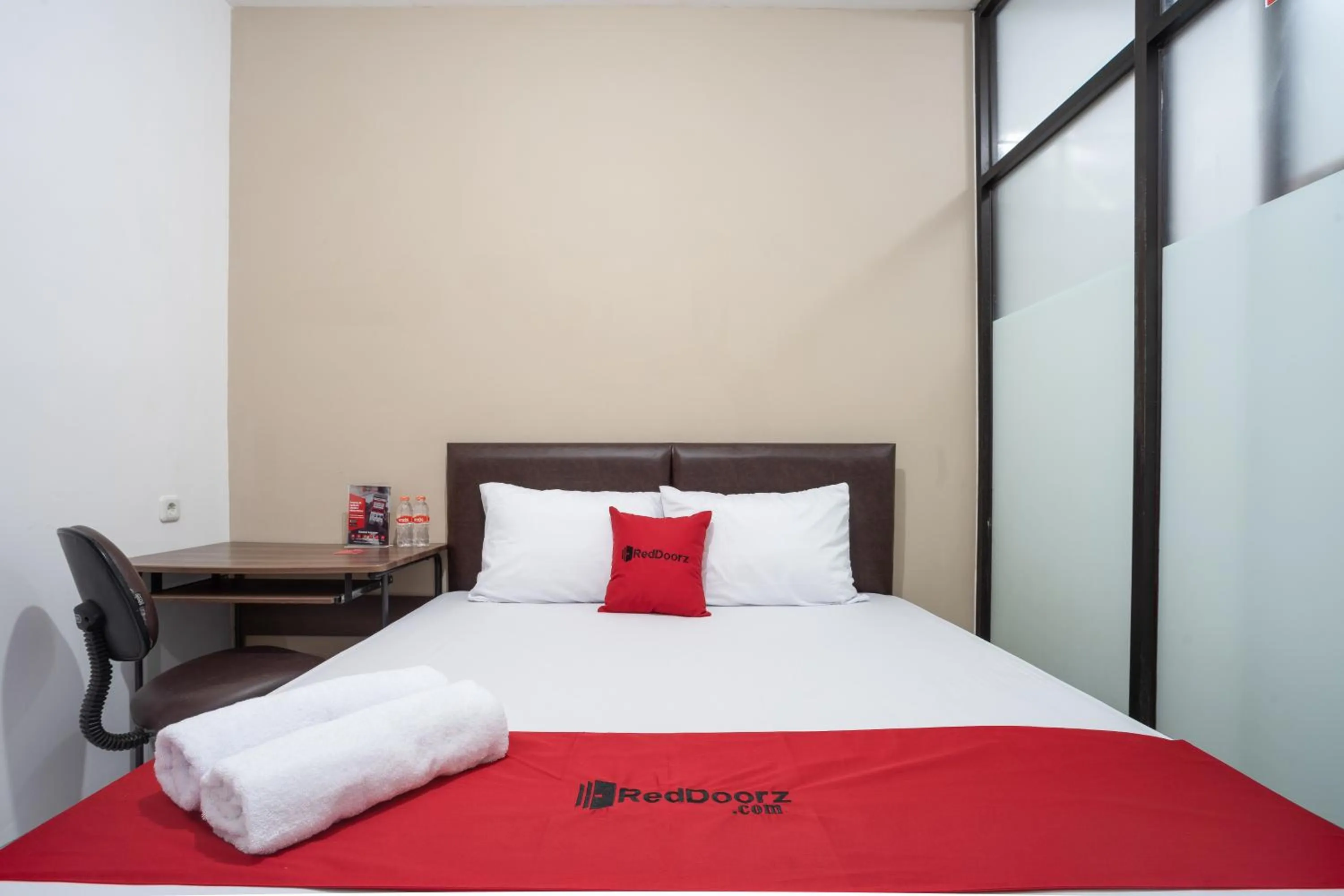 Bedroom, Bed in RedDoorz near Eka Hospital BSD City