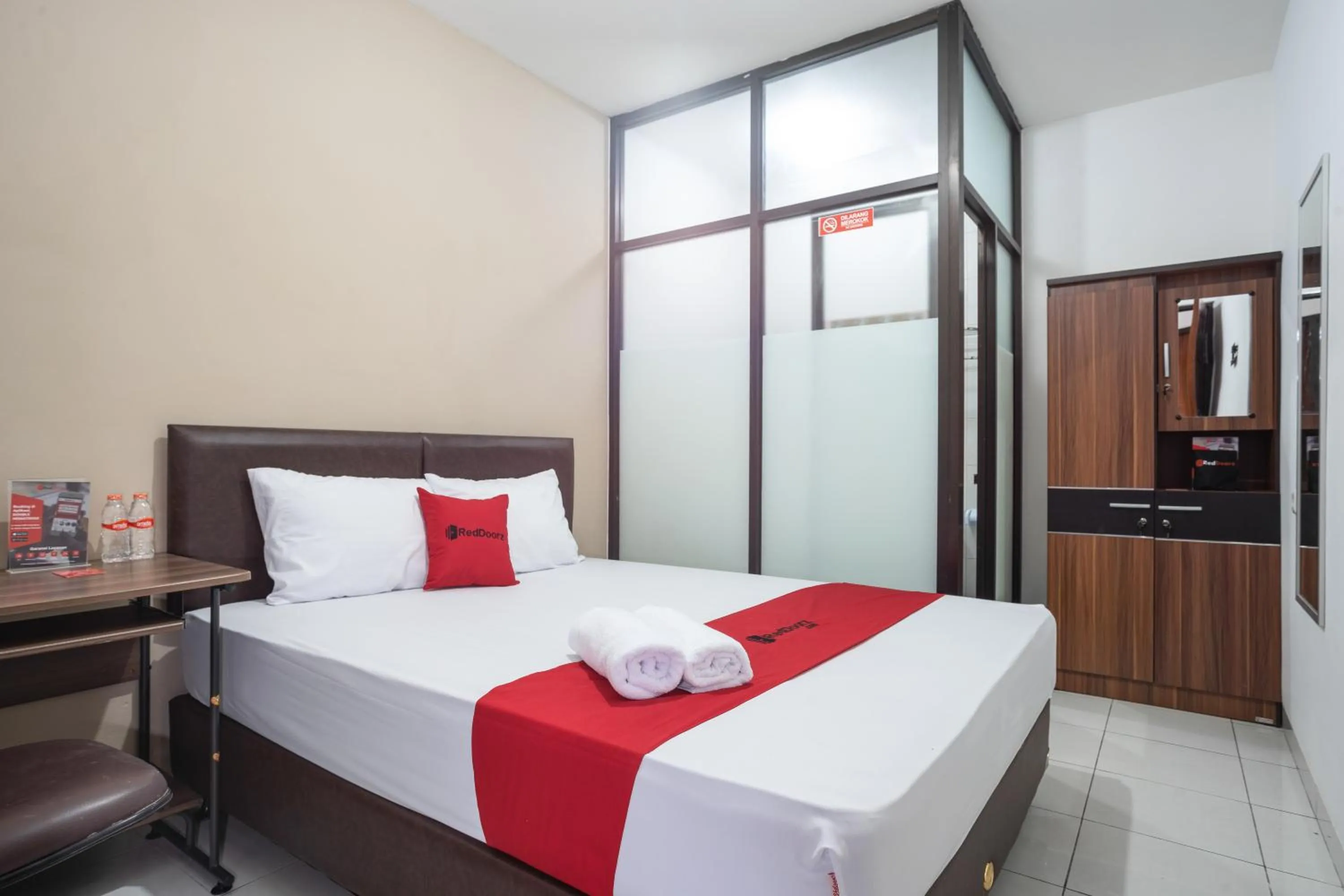 Bedroom, Bed in RedDoorz near Eka Hospital BSD City