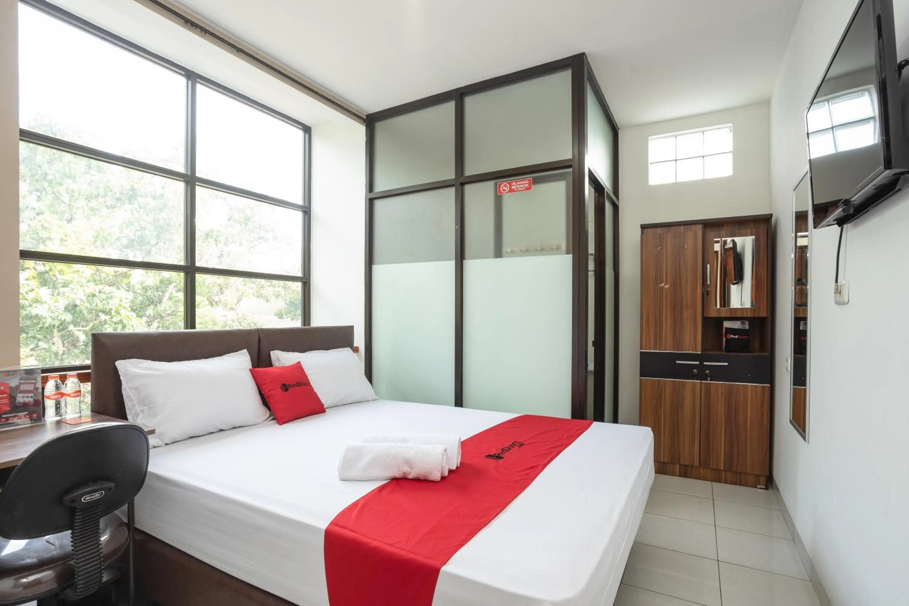 Bedroom, Bed in RedDoorz near Eka Hospital BSD City