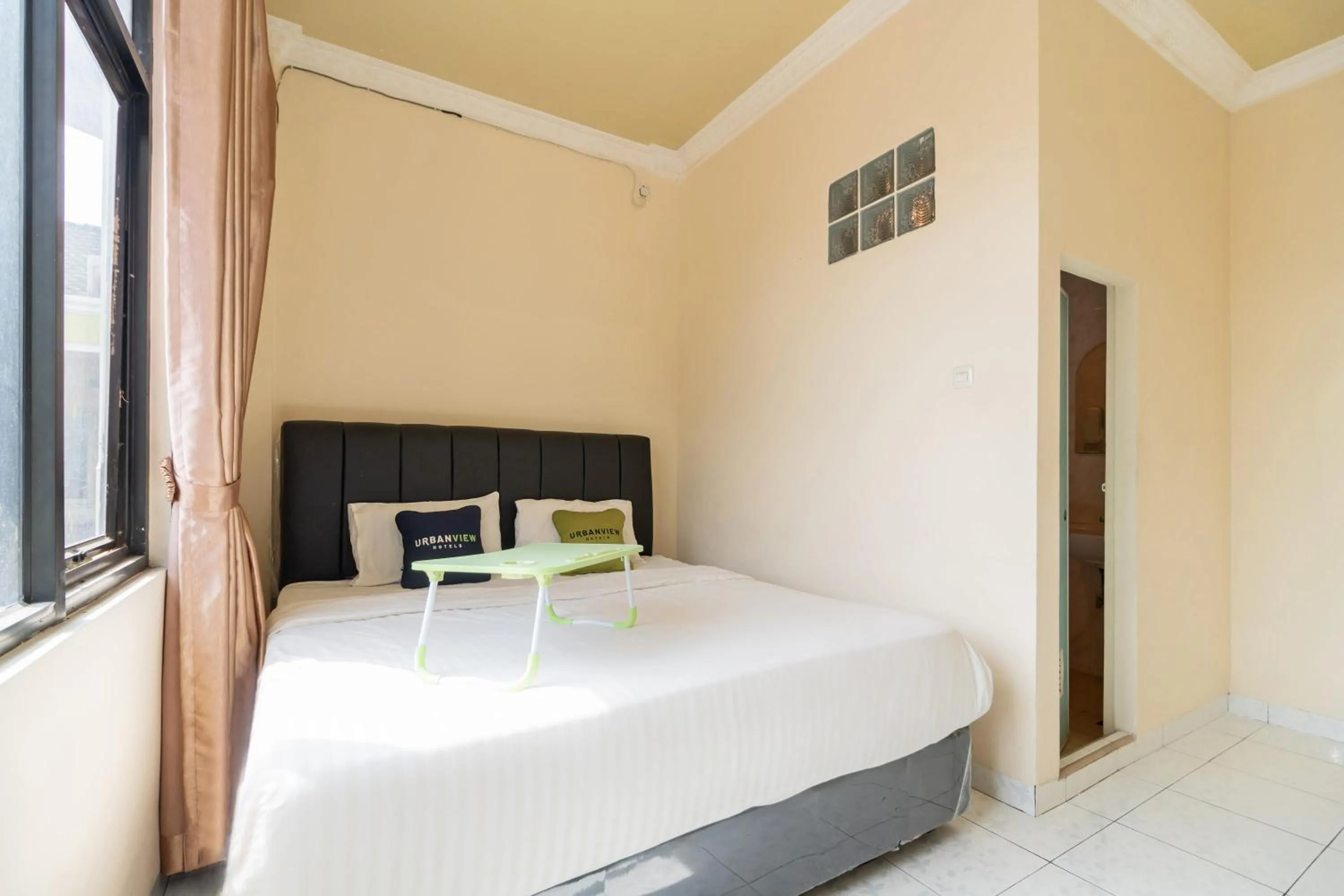 Bedroom, Bed in Urbanview Hotel Nugraha Palembang by RedDoorz