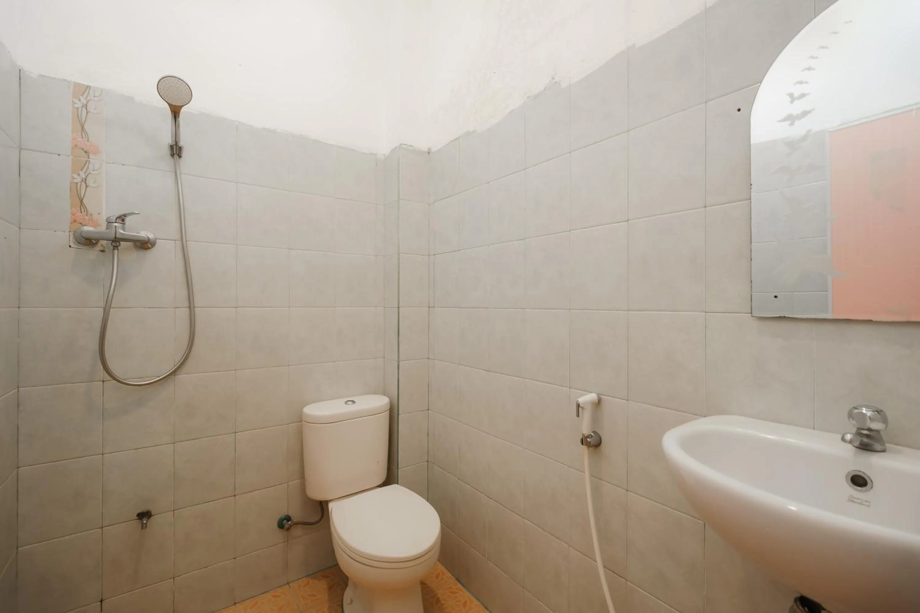 Bathroom in Urbanview Hotel Nugraha Palembang by RedDoorz