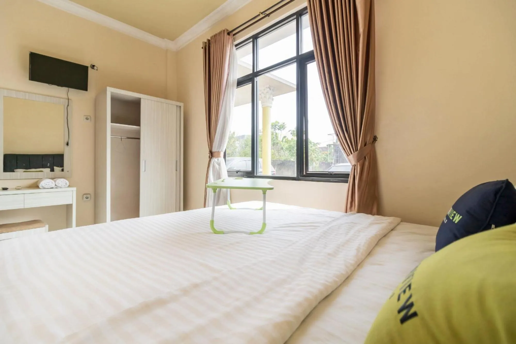 Bedroom, Bed in Urbanview Hotel Nugraha Palembang by RedDoorz