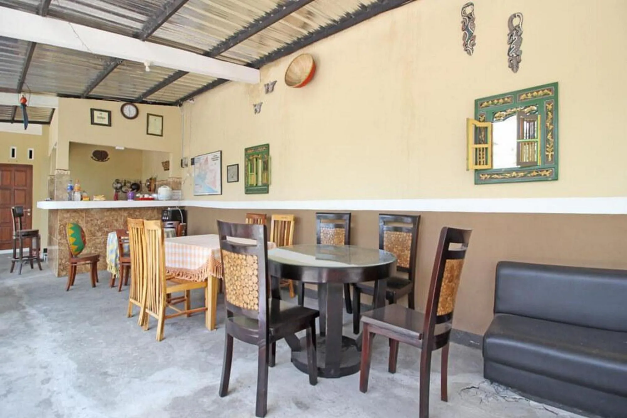 Seating area in RedDoorz near UMY Yogyakarta