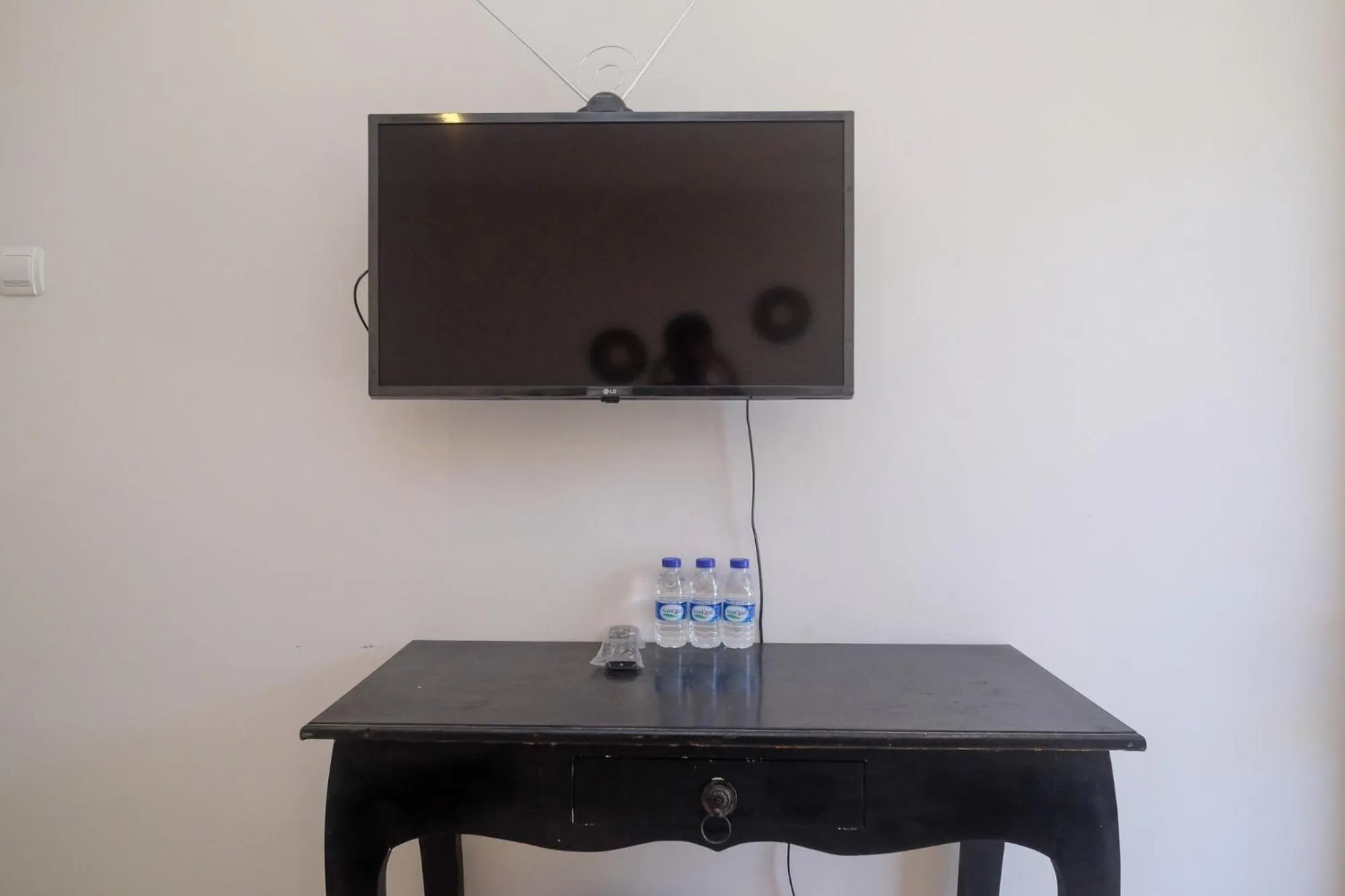 TV and multimedia in RedDoorz near UMY Yogyakarta