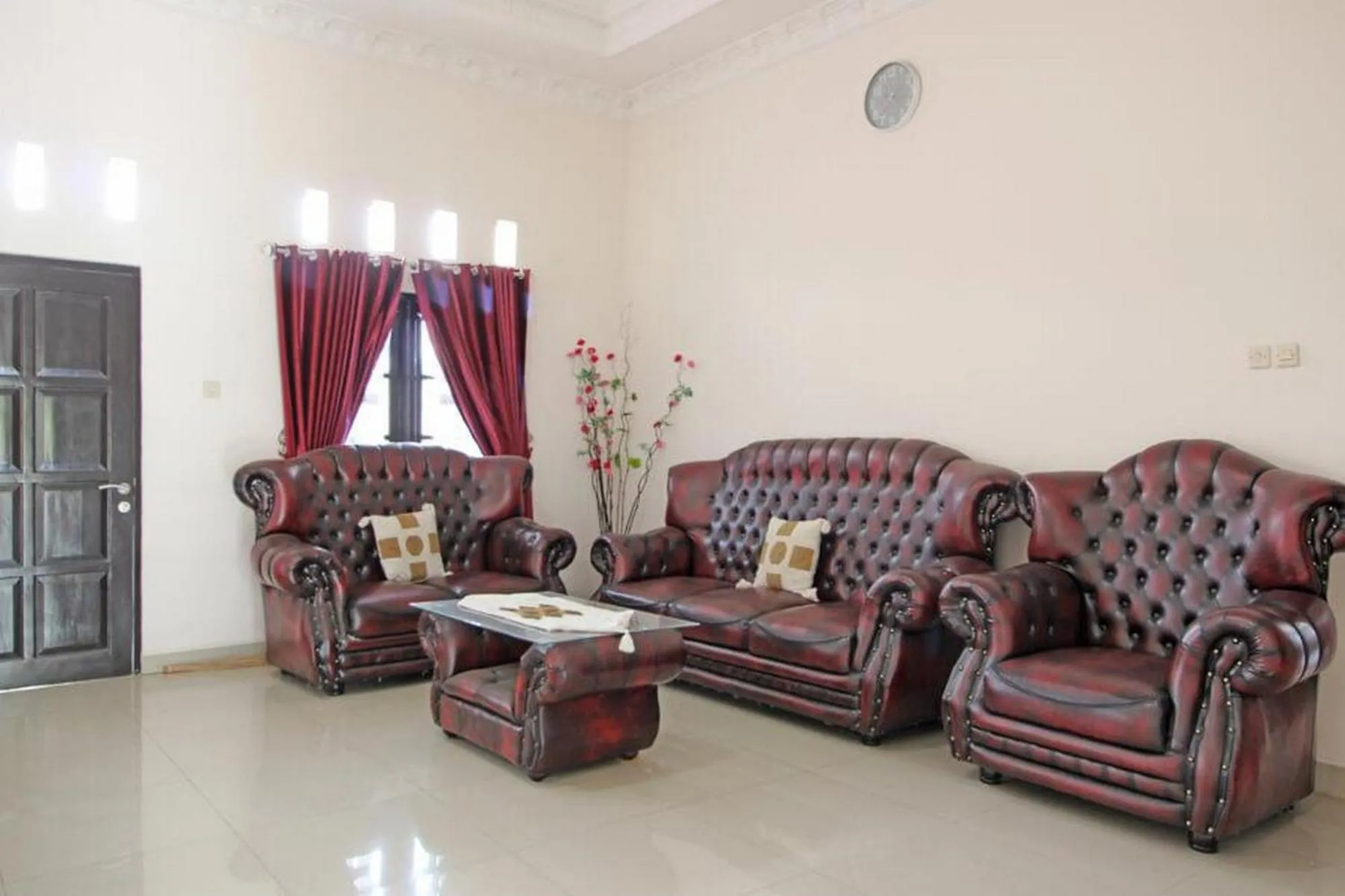 Seating area in RedDoorz near UMY Yogyakarta