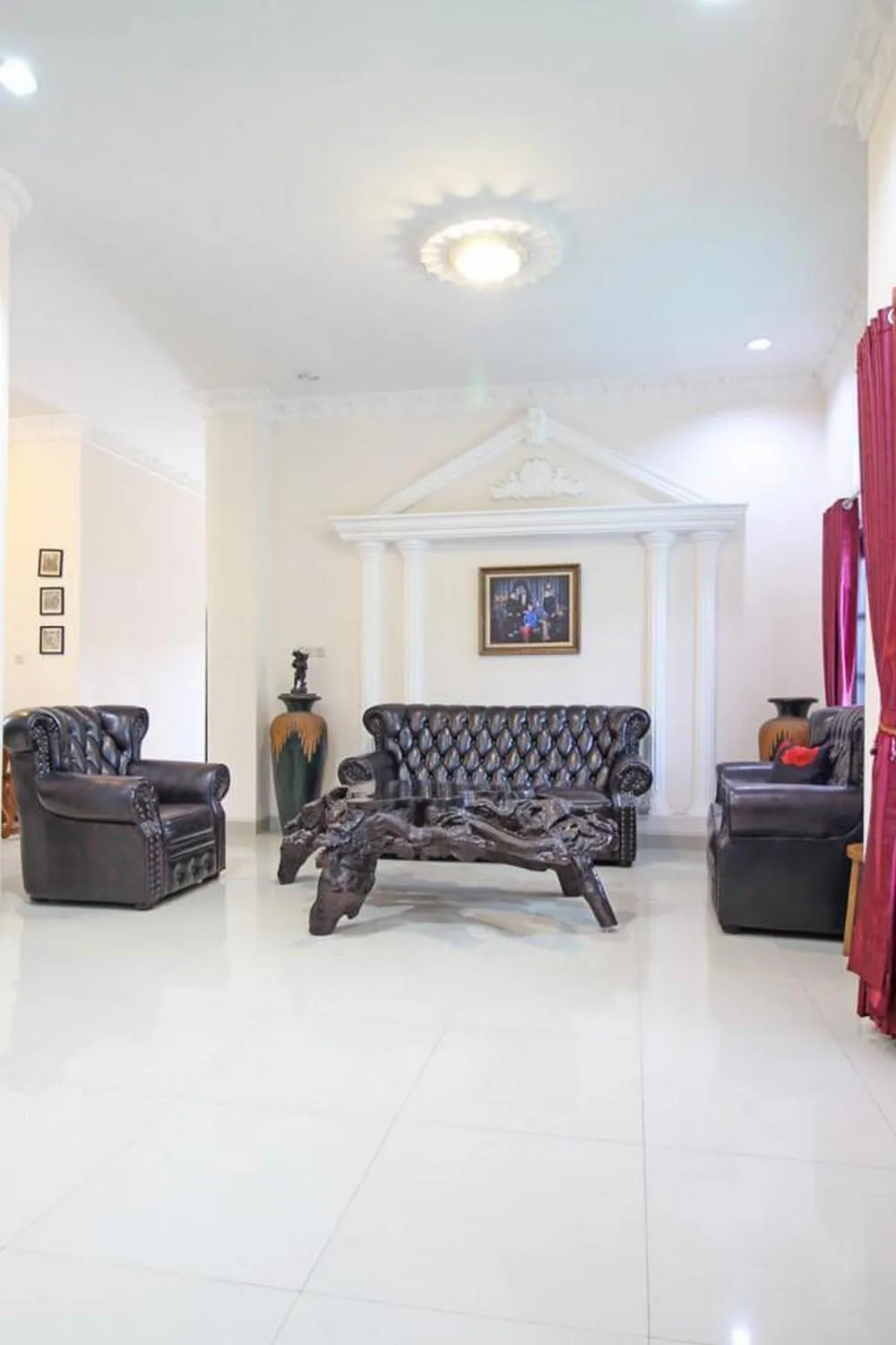 Seating area in RedDoorz near UMY Yogyakarta