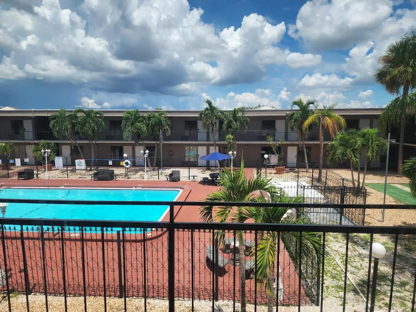Deluxe Double Room with Two Double Beds and Pool View - Non-Smoking in Days Inn by Wyndham St. Petersburg / Tampa Bay Area Deluxe Double Room with Two Double Beds and Pool View - Non-Smoking in Days Inn by Wyndham St. Petersburg / Tampa Bay Area