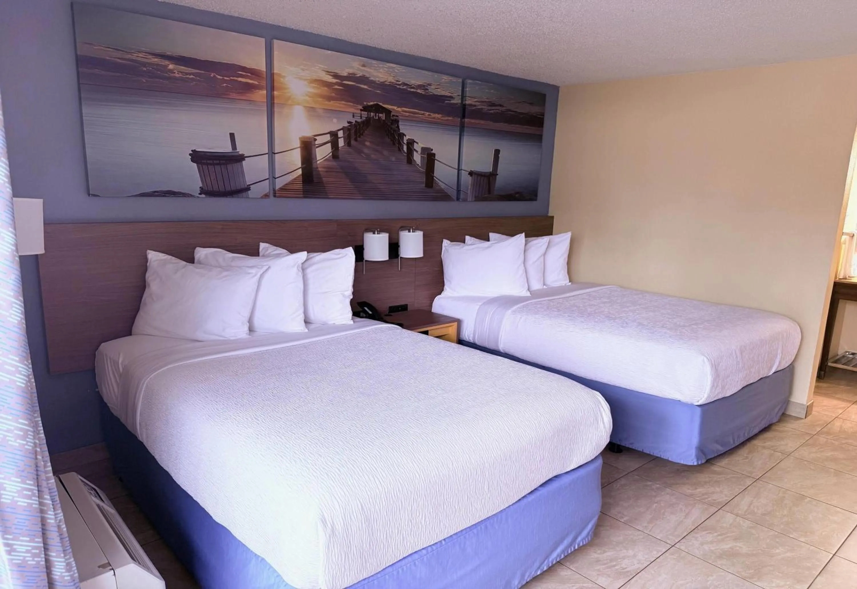 Photo of the whole room, Bed in Days Inn by Wyndham St. Petersburg / Tampa Bay Area