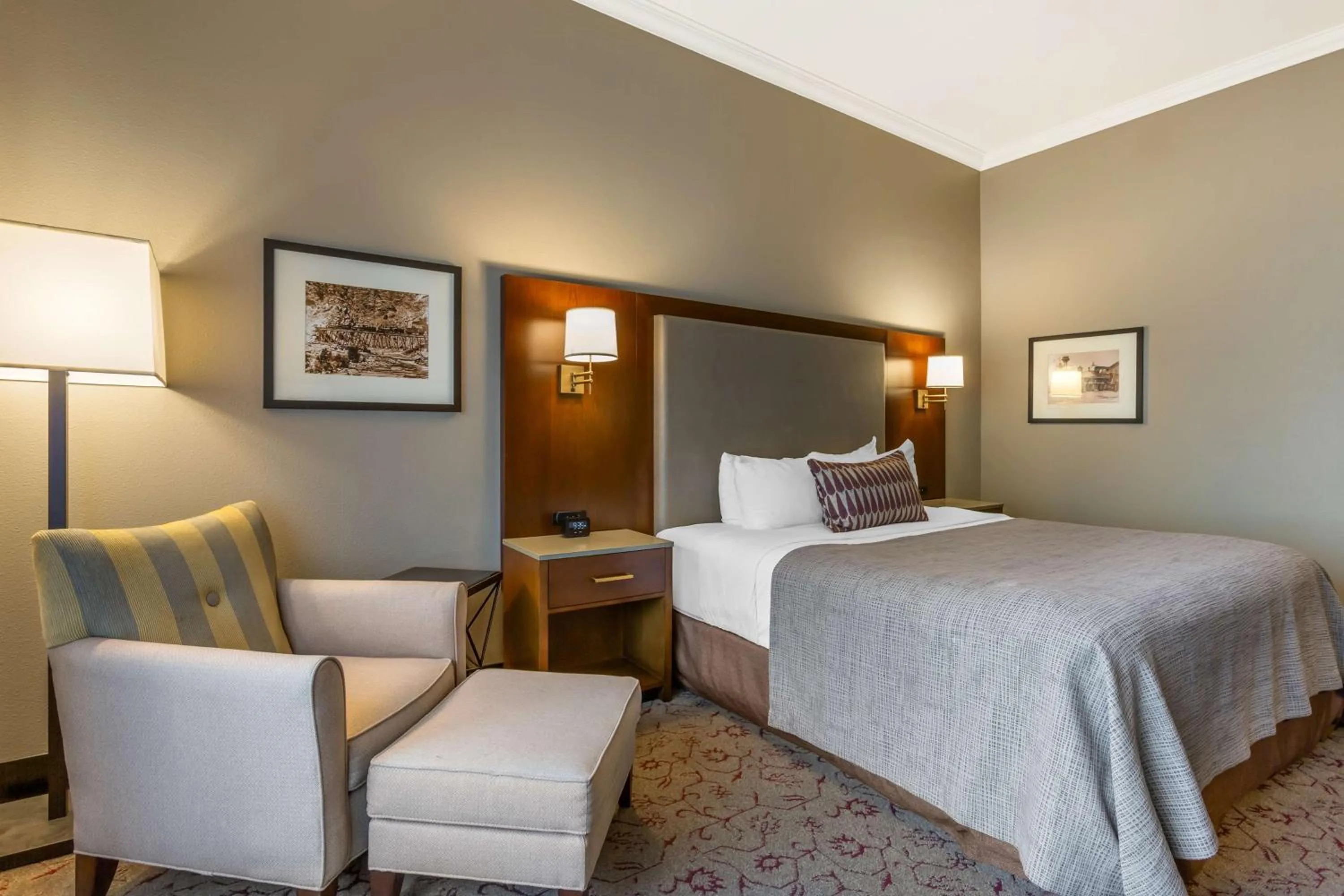 Bedroom, Bed in Best Western Premier Helena Great Northern Hotel