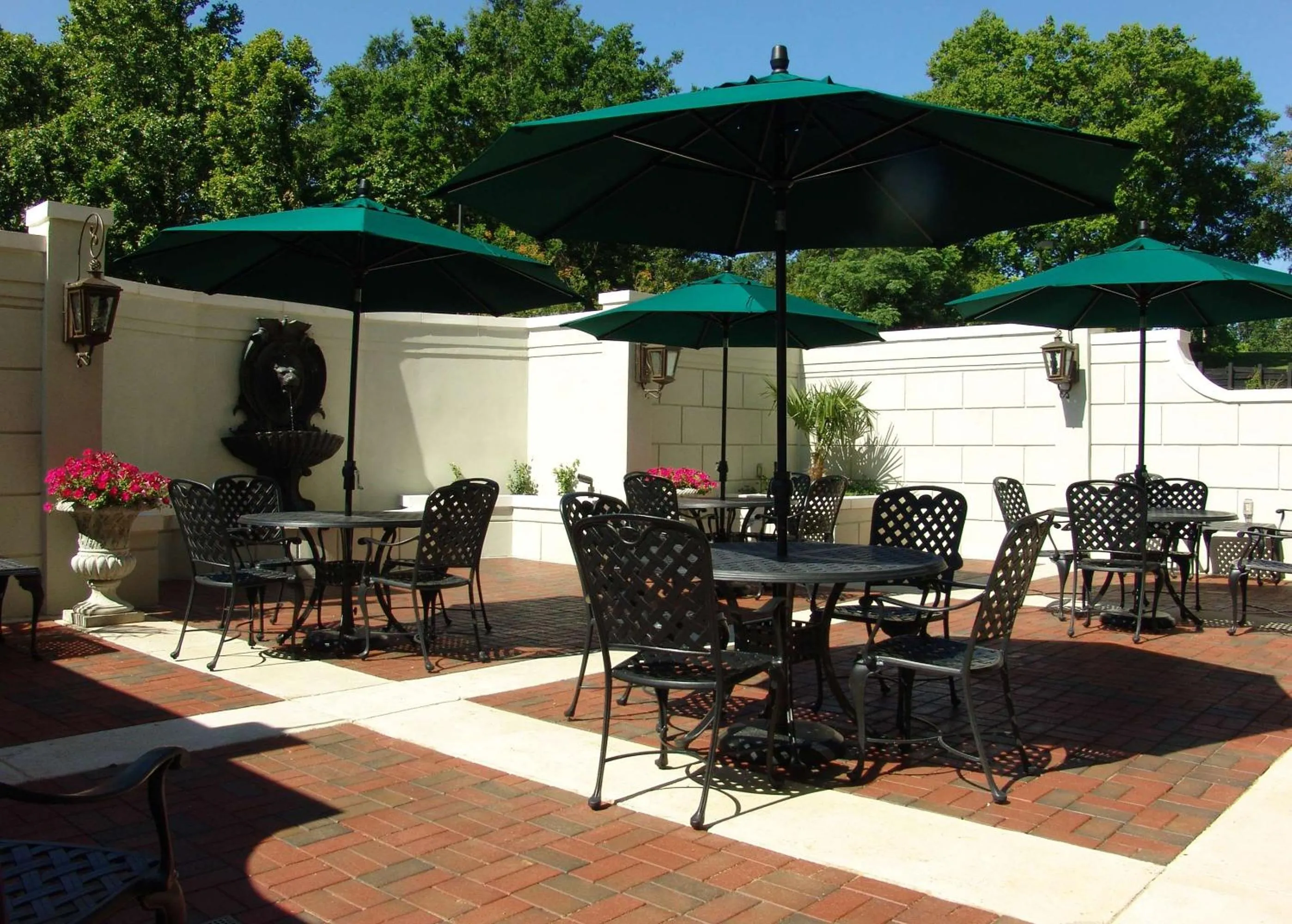 Inner courtyard view in Hampton Inn & Suites - Vicksburg