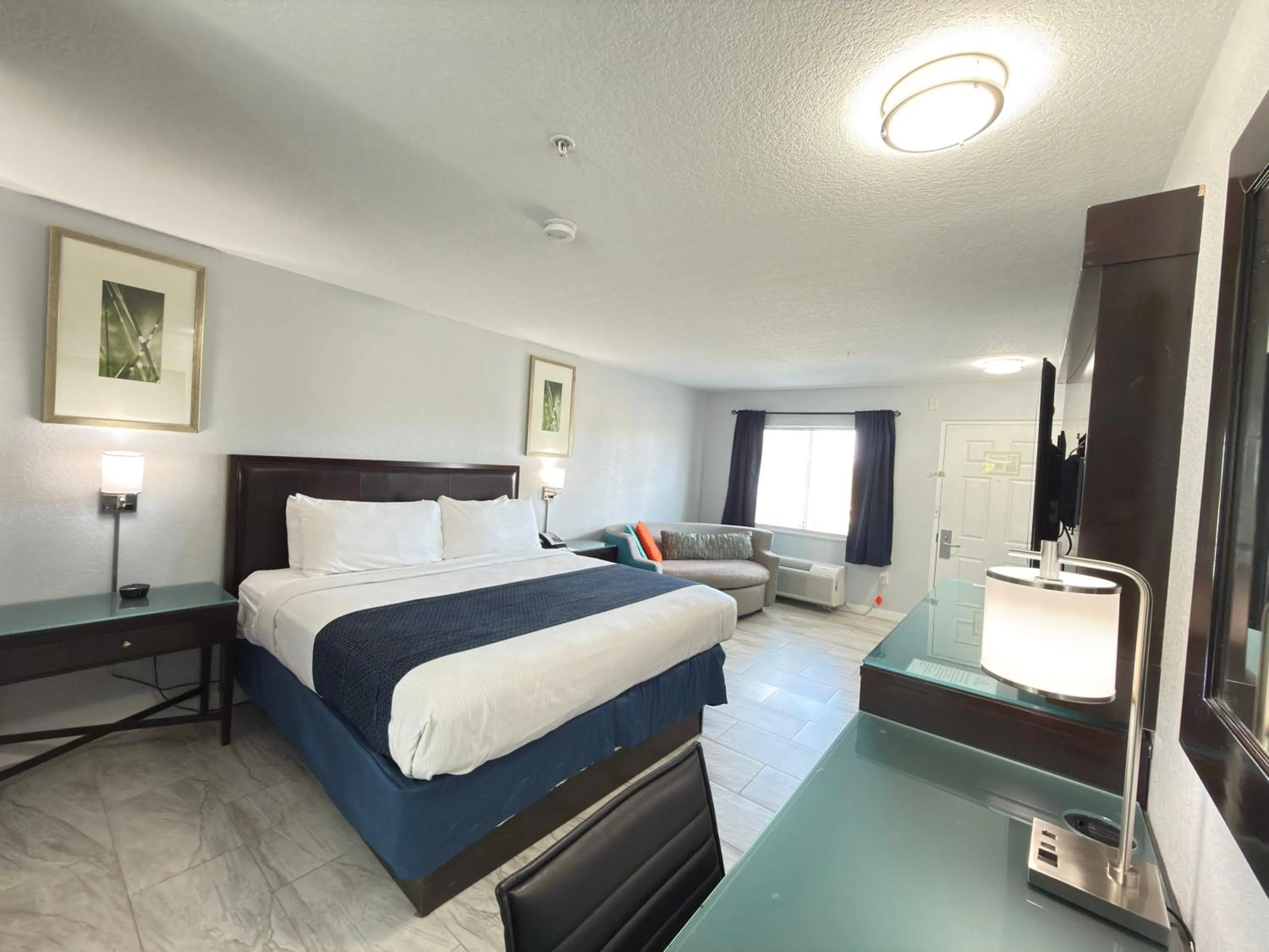 Bedroom in Lantern Inn & Suites - Sarasota