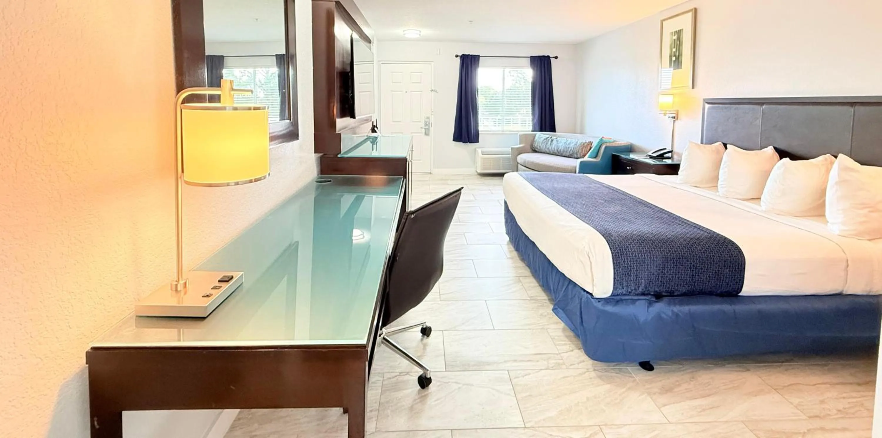 Living room in Lantern Inn & Suites - Sarasota