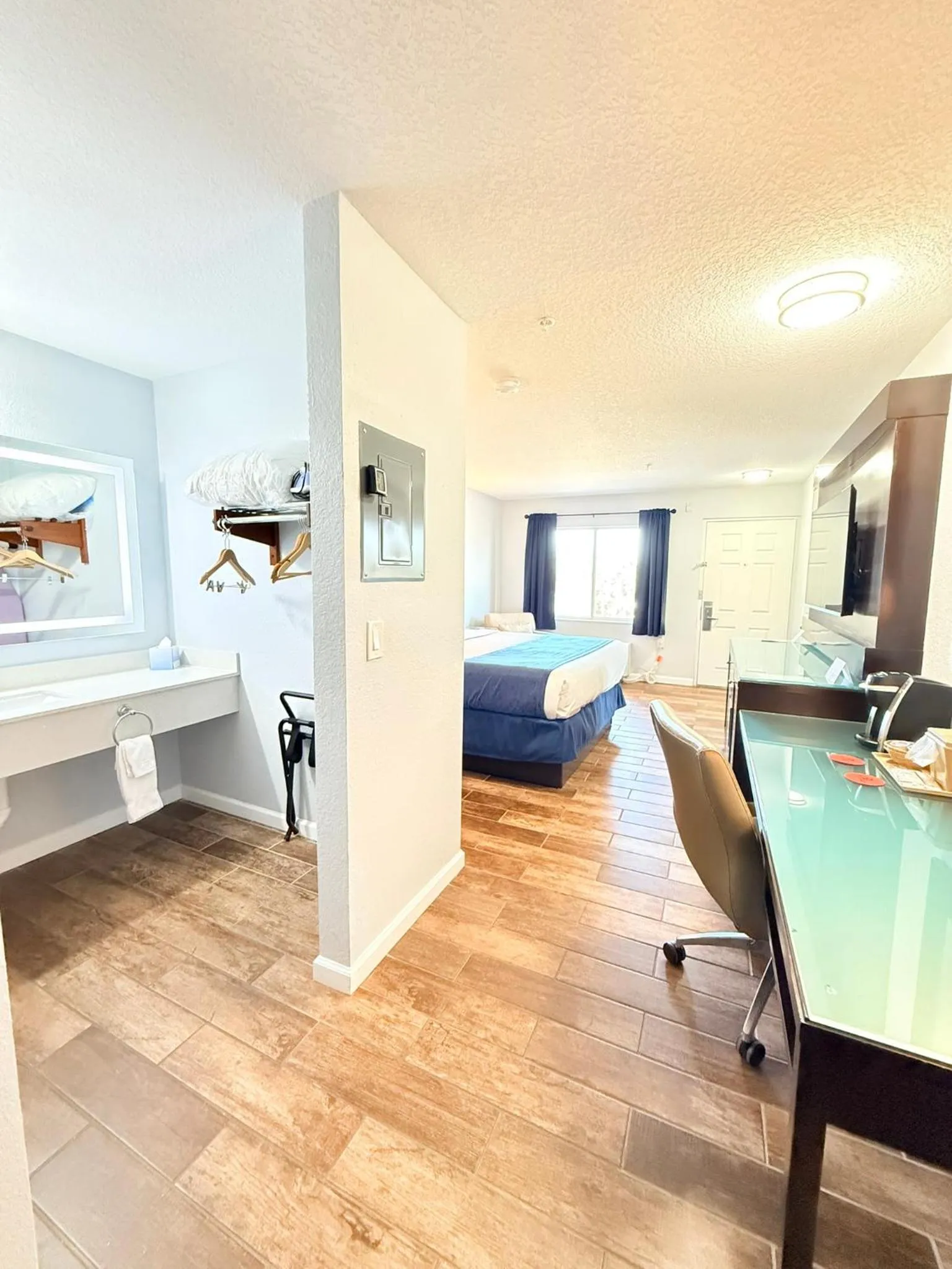 Bedroom in Lantern Inn & Suites - Sarasota