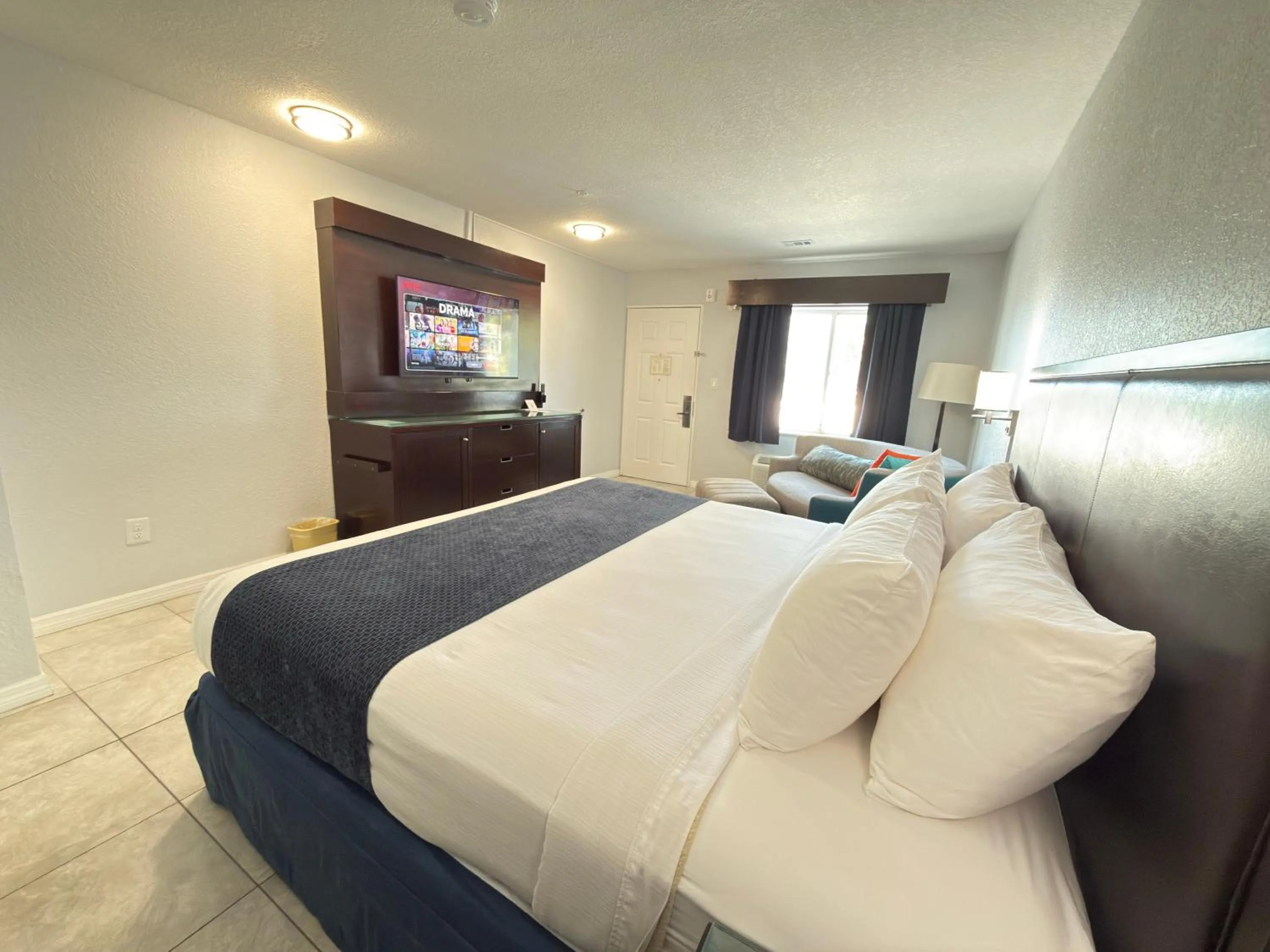 Bedroom in Lantern Inn & Suites - Sarasota