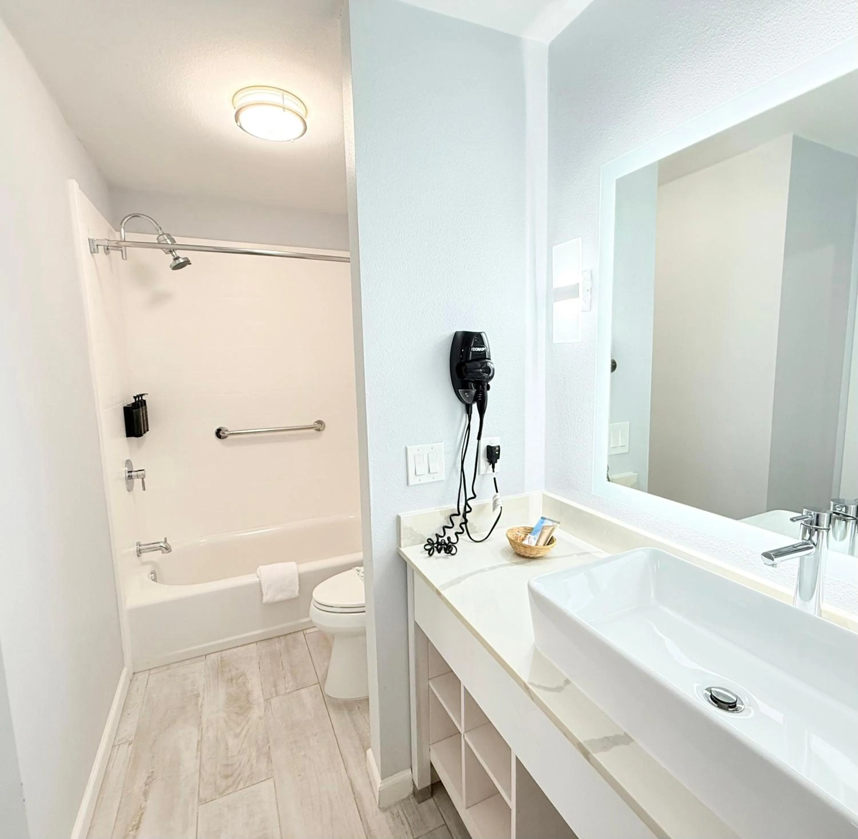 Shower in Lantern Inn & Suites - Sarasota