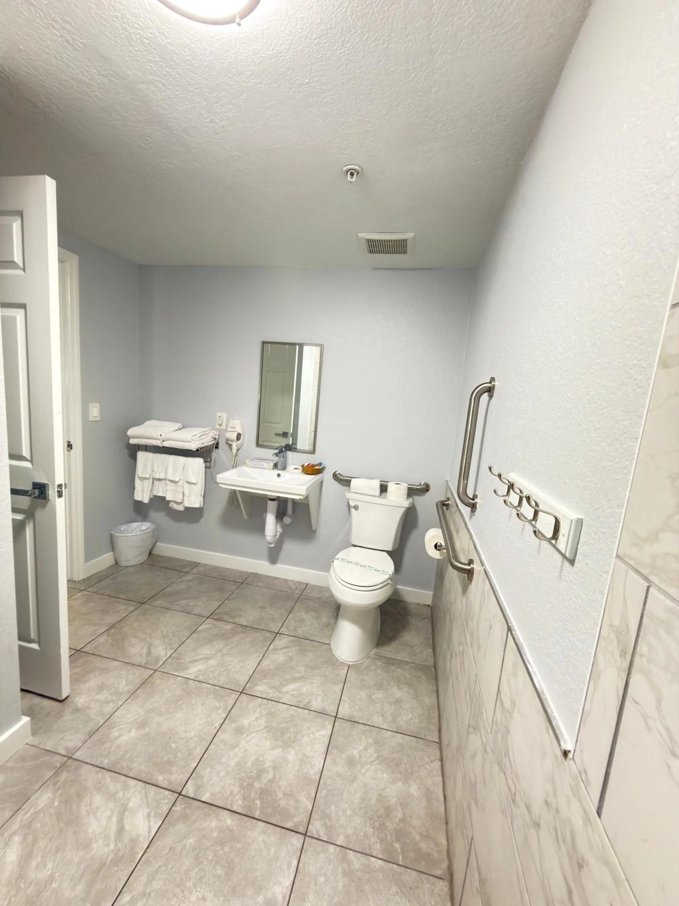 Bathroom in Lantern Inn & Suites - Sarasota