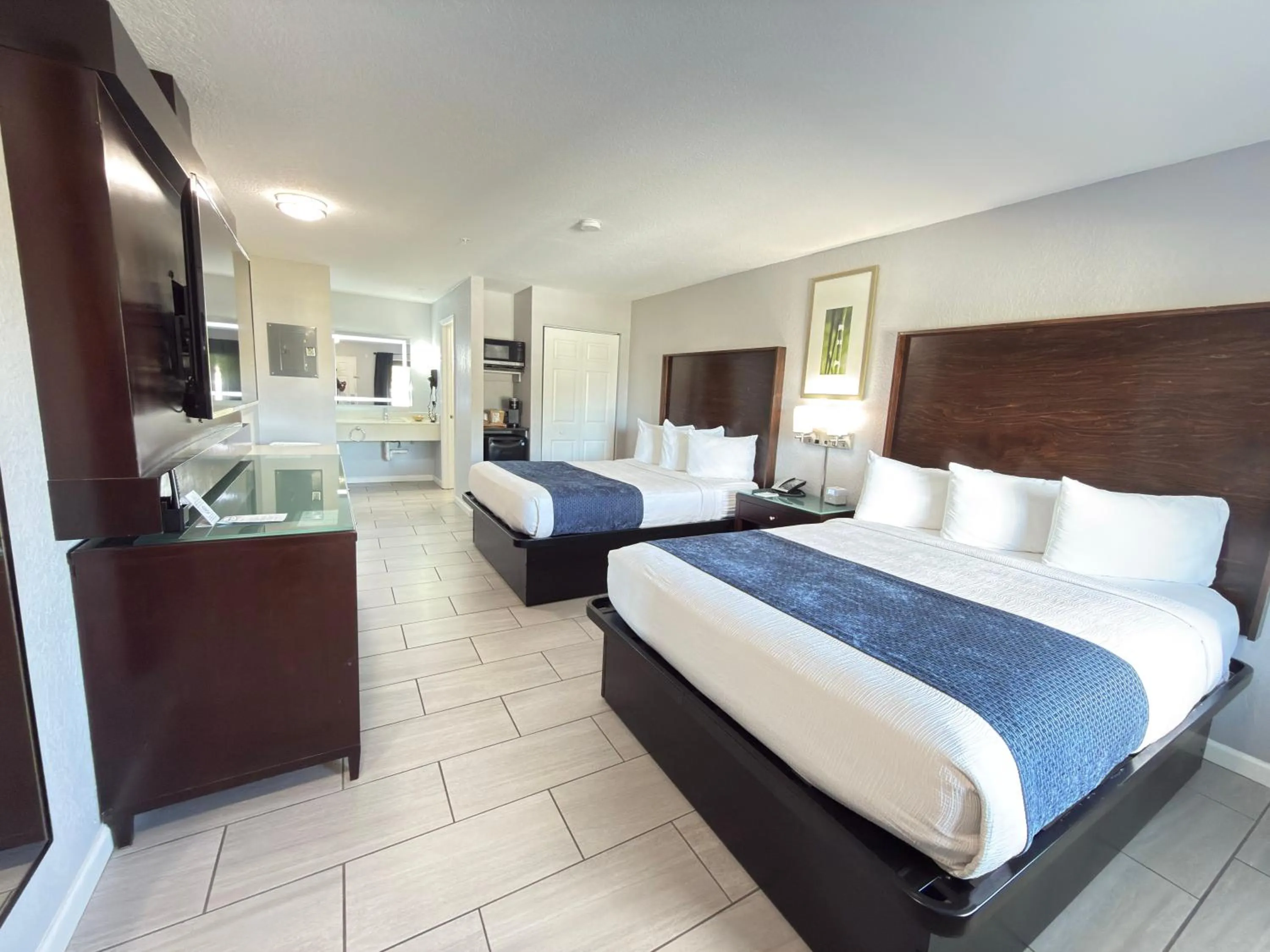 Bedroom in Lantern Inn & Suites - Sarasota