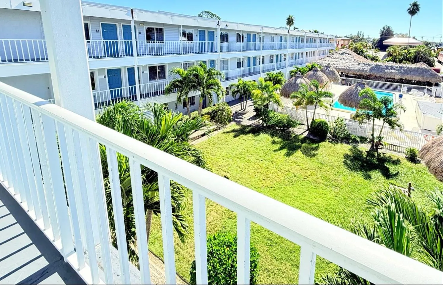 Inner courtyard view in Lantern Inn & Suites - Sarasota