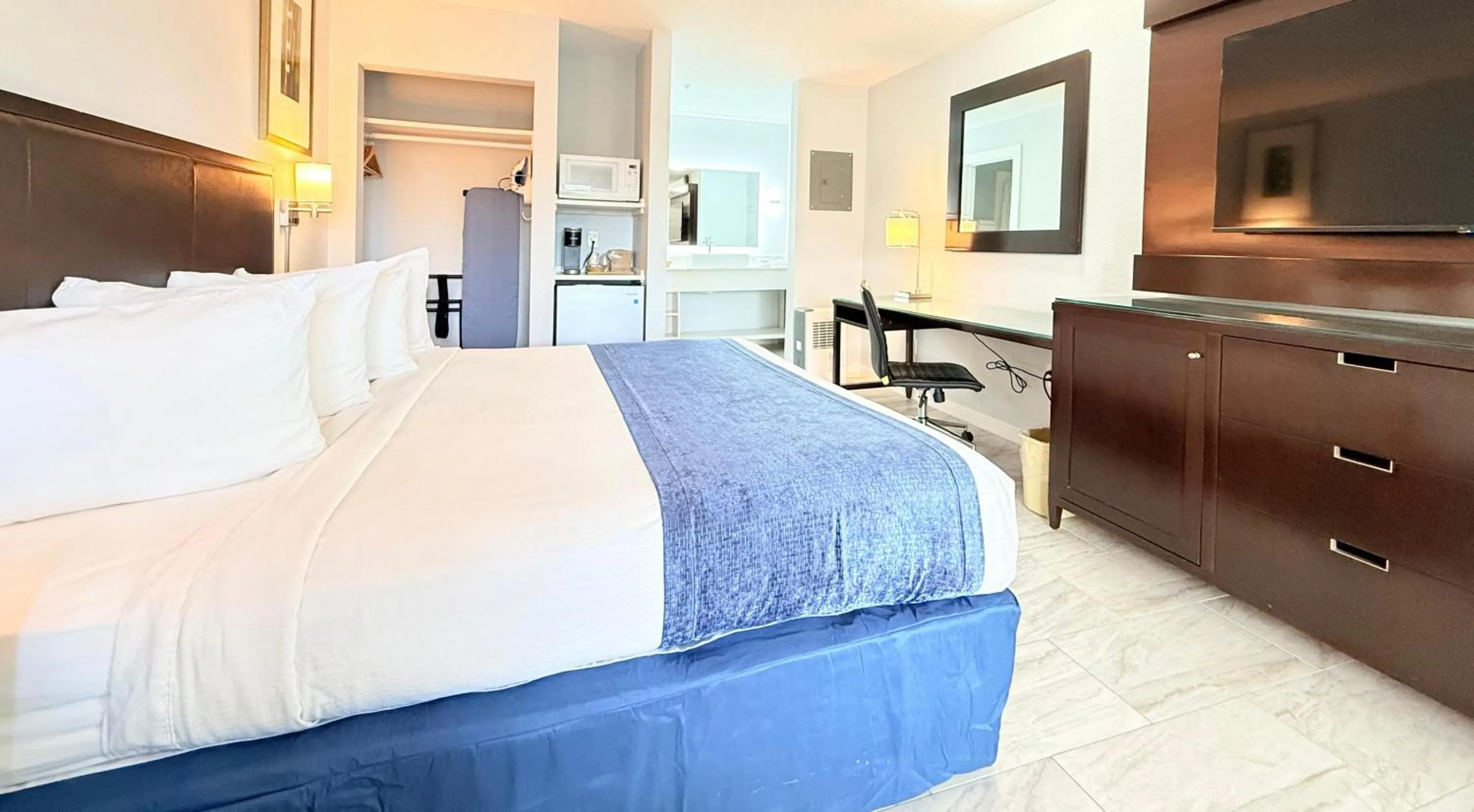 Bed in Lantern Inn & Suites - Sarasota